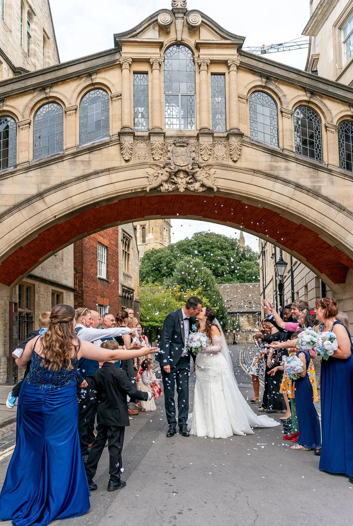 344-joe-stacey-confetti-bridge-of-sighs-oxford-wedding.jpg