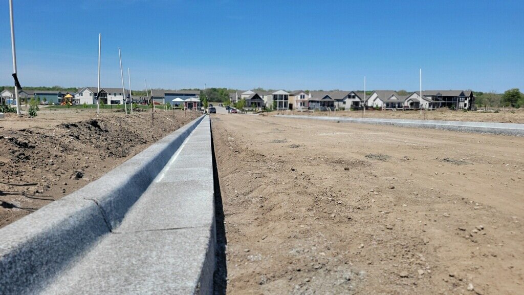 We have curbs!! 🎉 We are so excited to be releasing the next ~100 lots soon&hellip; Get ready to build your dream home in our wonderful community! 🏠🛠 Visit our Sales Center for more information on Phases 2 &amp; 3 and all our available floor plans