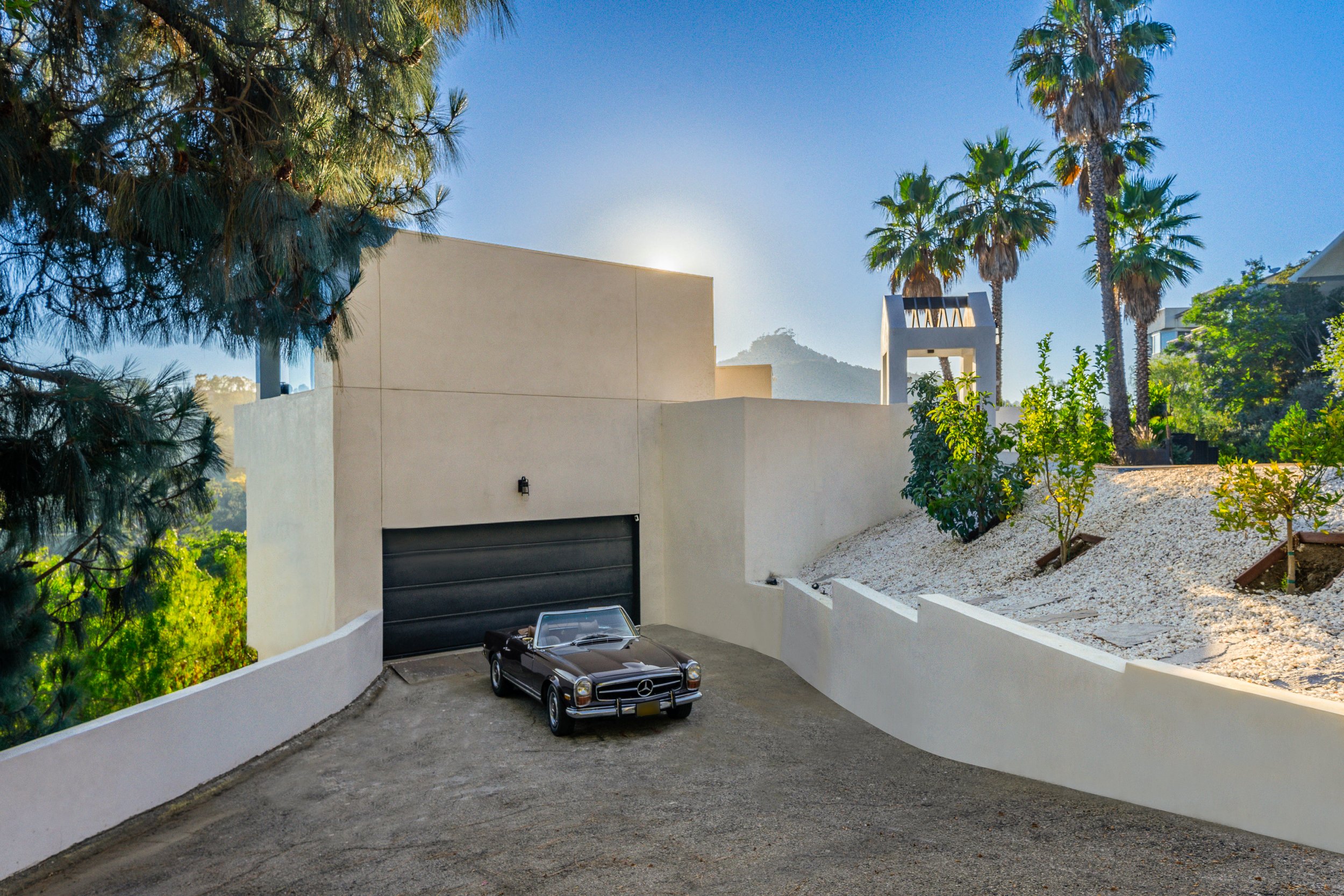 2811 La Cuesta Drive