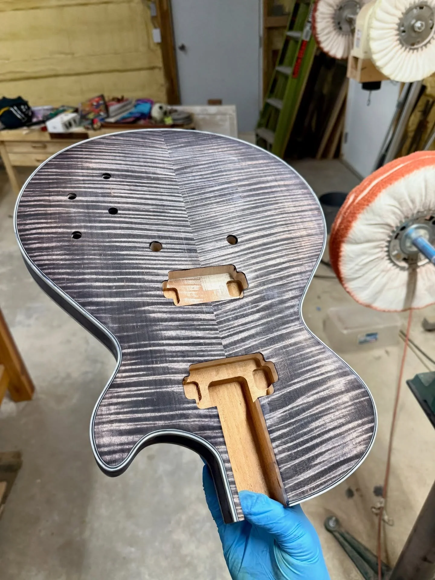 Some things around the shop ❤️
.
.
#guitargear #guitarcollection #customguitars #guitarbuilder #luthier #handmadeguitars #flamemaple