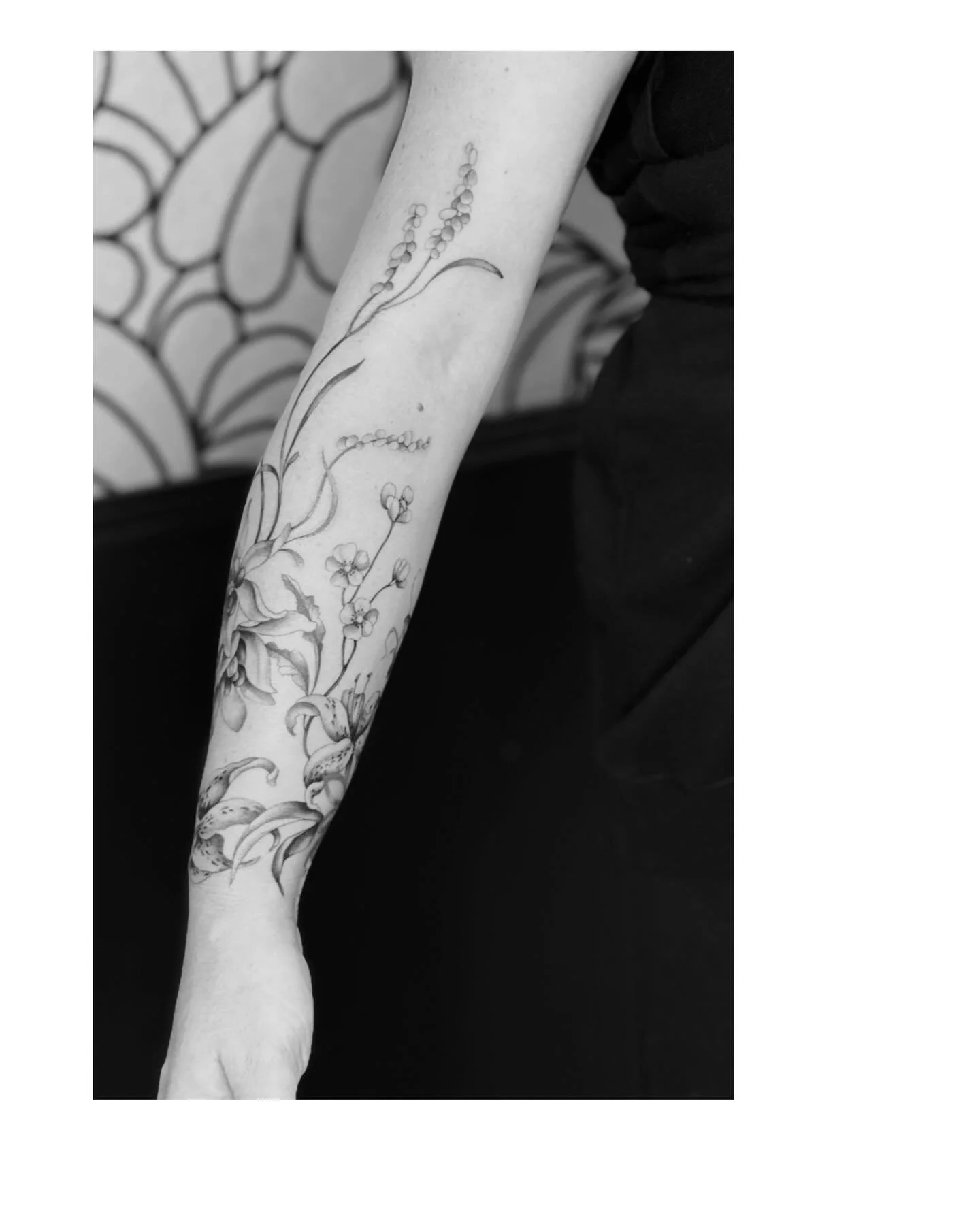 Le fabuleux tatouage de Fanny @fannyfan42 venue de r&eacute;gion lyonnaise. 7 plantes diff&eacute;rentes dont 4 que je n&rsquo;avais encore jamais faites : cl&eacute;matite, lys tigr&eacute;, chimonante, spir&eacute;e, bouton d&rsquo;or, m&eacute;l&e