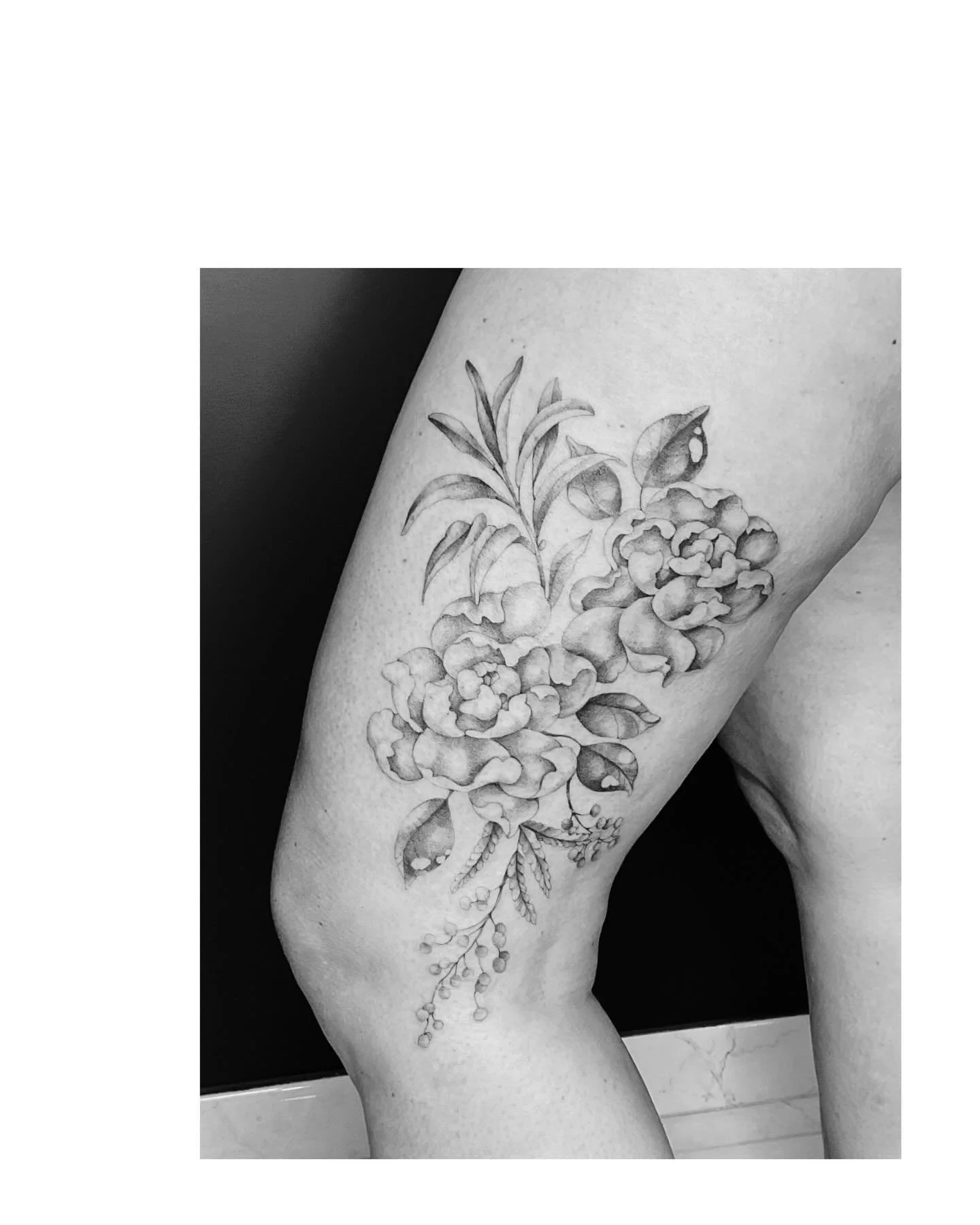 R&eacute;alis&eacute; il y a quelques temps, je ne l&rsquo;avais pas encore publi&eacute;. Pivoines, mimosa, verveine. Free hand only !
.
.
.
#tatoueusemontpellier #floraltattoo #tatouagefloral #tatoueusefrance #tatoueuseparis