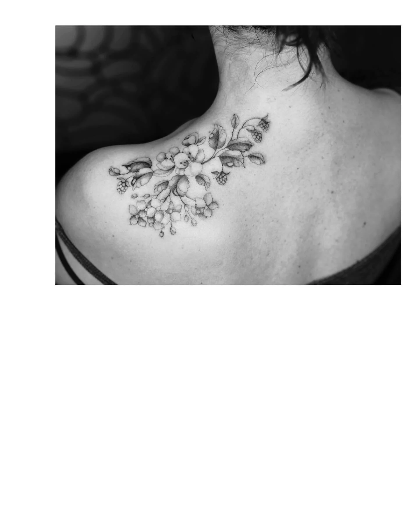 Branche de framboisier (et framboises !), aub&eacute;pines, hortensia. 
Merci beaucoup &agrave; Manon. C&rsquo;&eacute;tait une chouette rencontre et un super projet (le kiffe de faire des framboises !)
Photos 1 &agrave; 3 : Le tattoo
Photo 4 : Le de