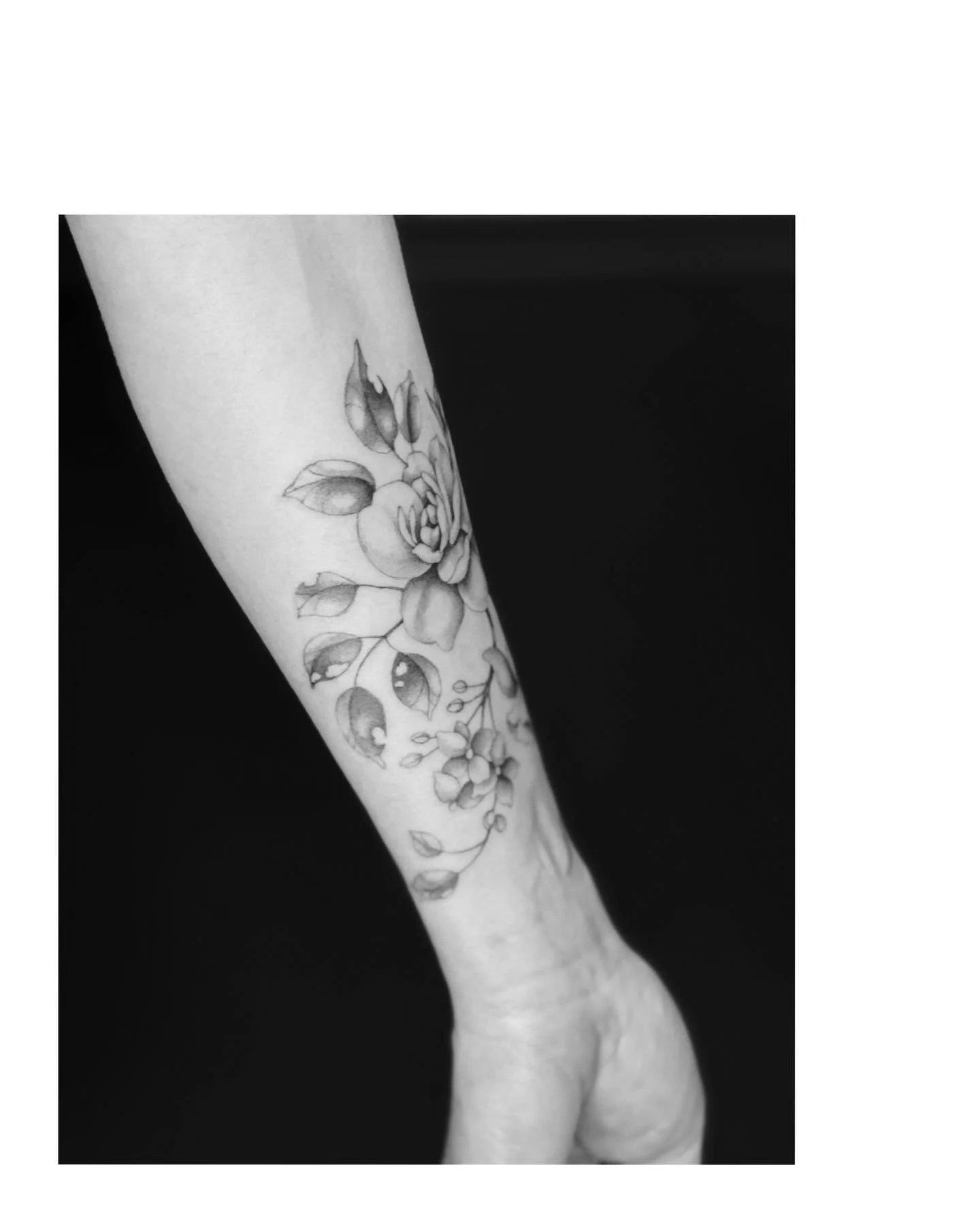 Rose ancienne, hortensia, jonquille, tulipe. 
Free hand only !
.
.
.
#floraltattoo #atelierroseimaginaire #tatoueusemontpellier #tatoueuseparis #tatoueuselyon