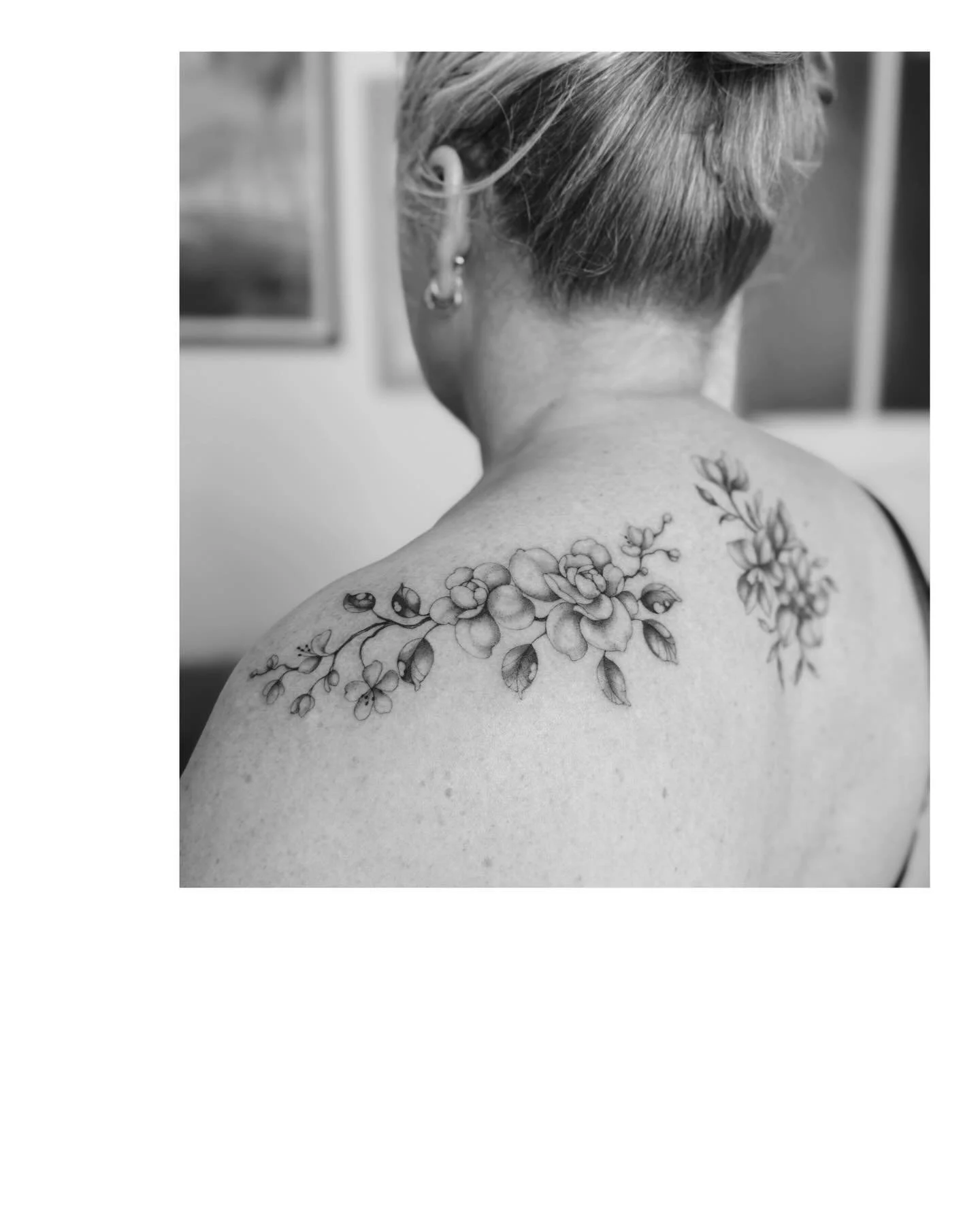 Les tattoos 1 et 2 de Delphine. Celui de gauche est tout r&eacute;cent, celui qui est centr&eacute; sur le dos est cicatris&eacute; depuis un mois.
&Agrave; gauche : roses anciennes &amp; fleurs de cerisier.
Au centre : Hell&eacute;bores et pied d&rs