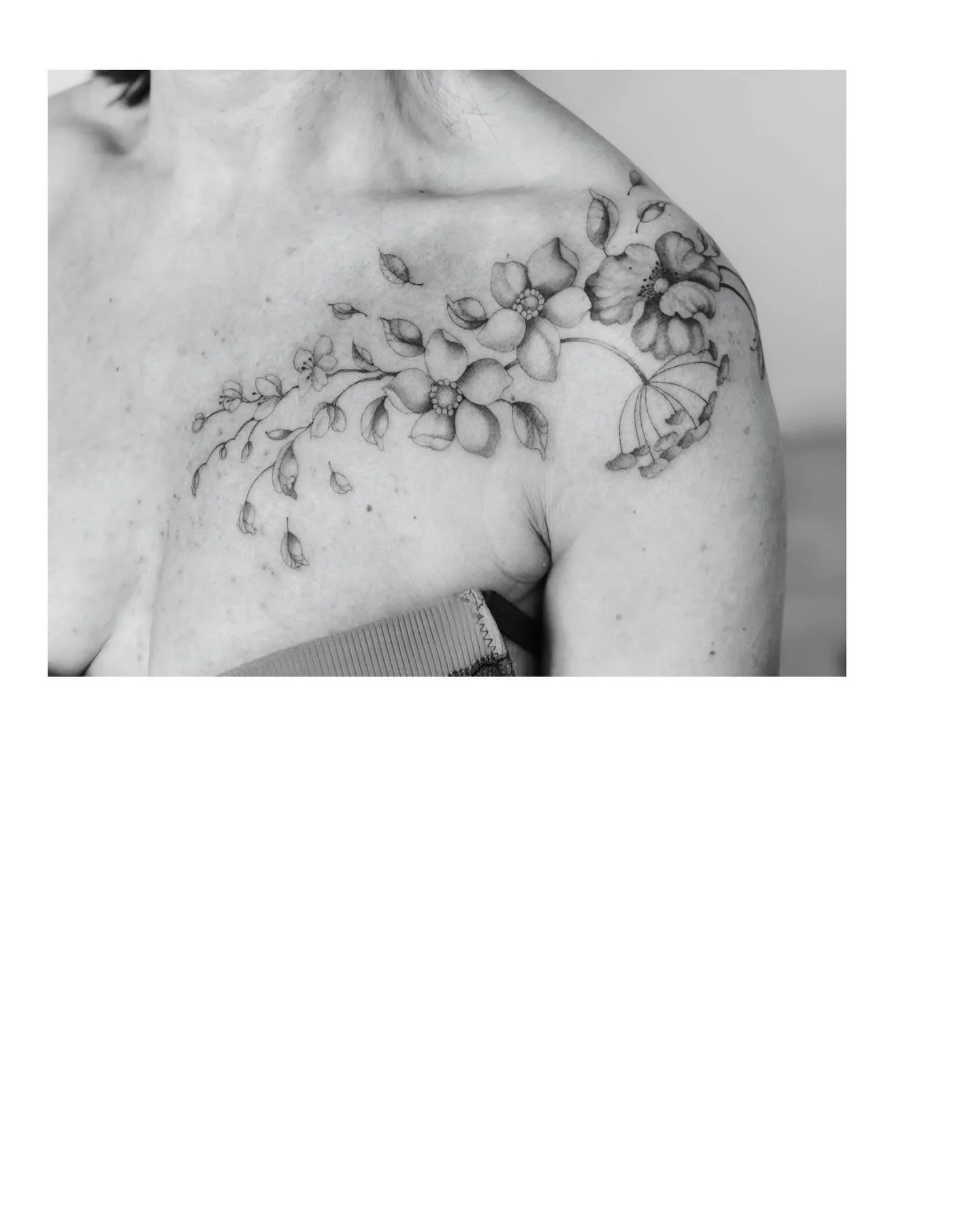 Fleurs de cerisier, hell&eacute;bores, coquelicots, ombellif&egrave;re. Merci &agrave; Karine venue de Sa&ocirc;ne et Loire (d&eacute;partement si cher &agrave; mon c&oelig;ur &hearts;️).
Free hand only !
.
.
.
#tatoueusemontpellier #atelierroseimagi