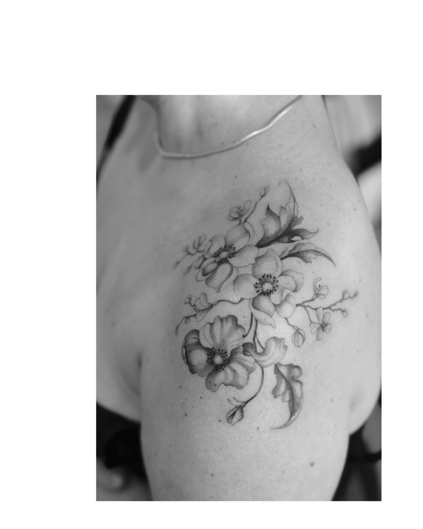 Un grand merci &agrave; Viviane venue du Puy de D&ocirc;me@pour ce beau projet : hell&eacute;bores, coquelicot, fleurs de cerisier.
Free hand only !
.
.
.
#tatoueusemontpellier #tatoueuseparis #tatoueusemarseille #tatoueusebordeaux #tatouagecicatrice