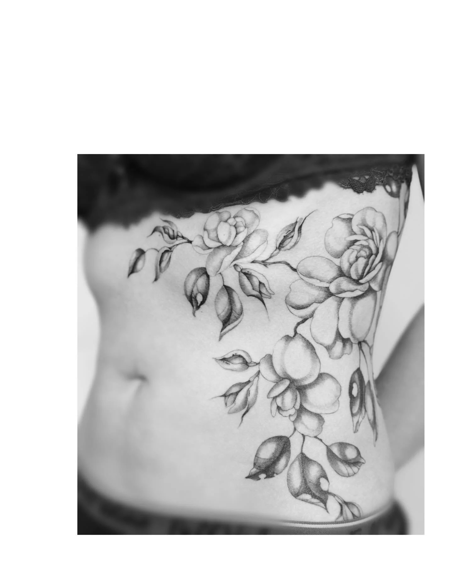 Partie cicatris&eacute;e et partie plus r&eacute;cente (underbreast). Projet en cours sur Amandine. Free hand only !
.
.
.
#atelierroseimaginaire #tatoueusemontpellier #tatoueusebourgogne #tatoueuselyon #tatouagecicatrice