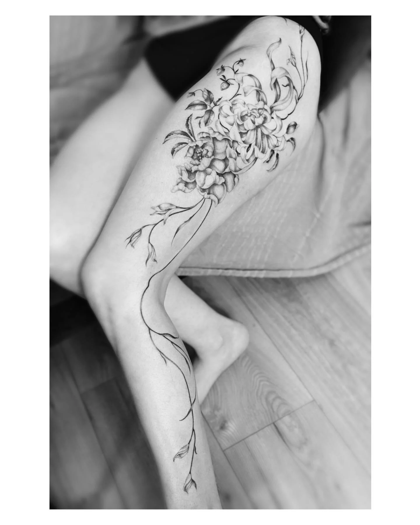 Une partie de l&rsquo;immense projet d&rsquo;Amandine (le projet entier occupera une grande partie du corps : dos, jambe, &eacute;paule, bras&hellip;). Pour cette partie : Chrysanth&egrave;me, pivoine, lisianthus. Free hand only. Merci infiniment Ama