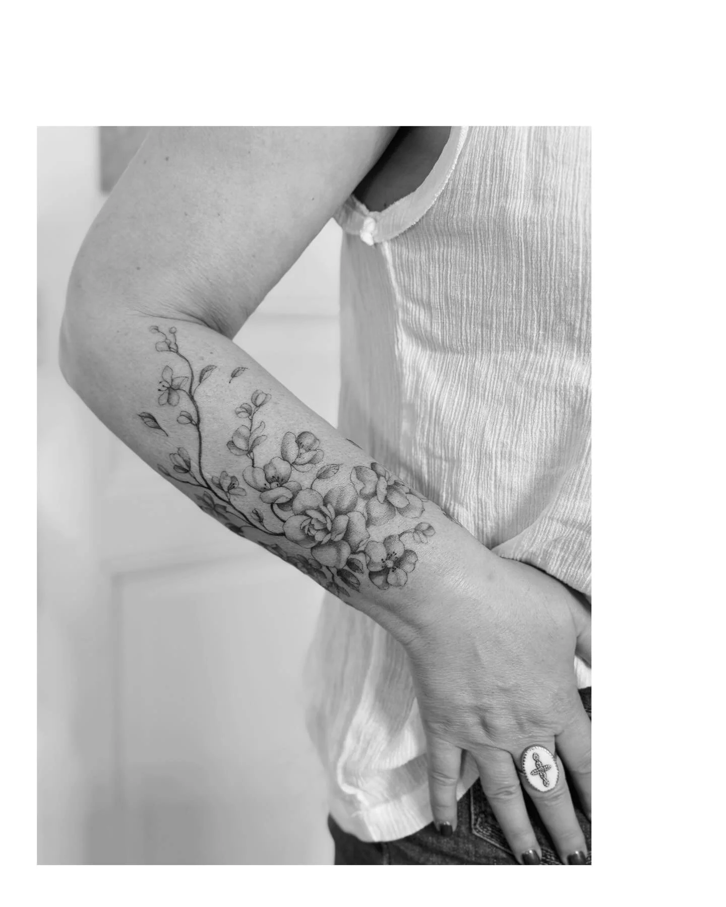 Ajout de plantes autour du tatouage d&rsquo;Isabelle r&eacute;alis&eacute; il y a quelques mois. Un tatouage floral est toujours &eacute;volutif et c&rsquo;est quasiment infini ! Merci beaucoup Isabelle pour cette tr&egrave;s belle s&eacute;ance et d