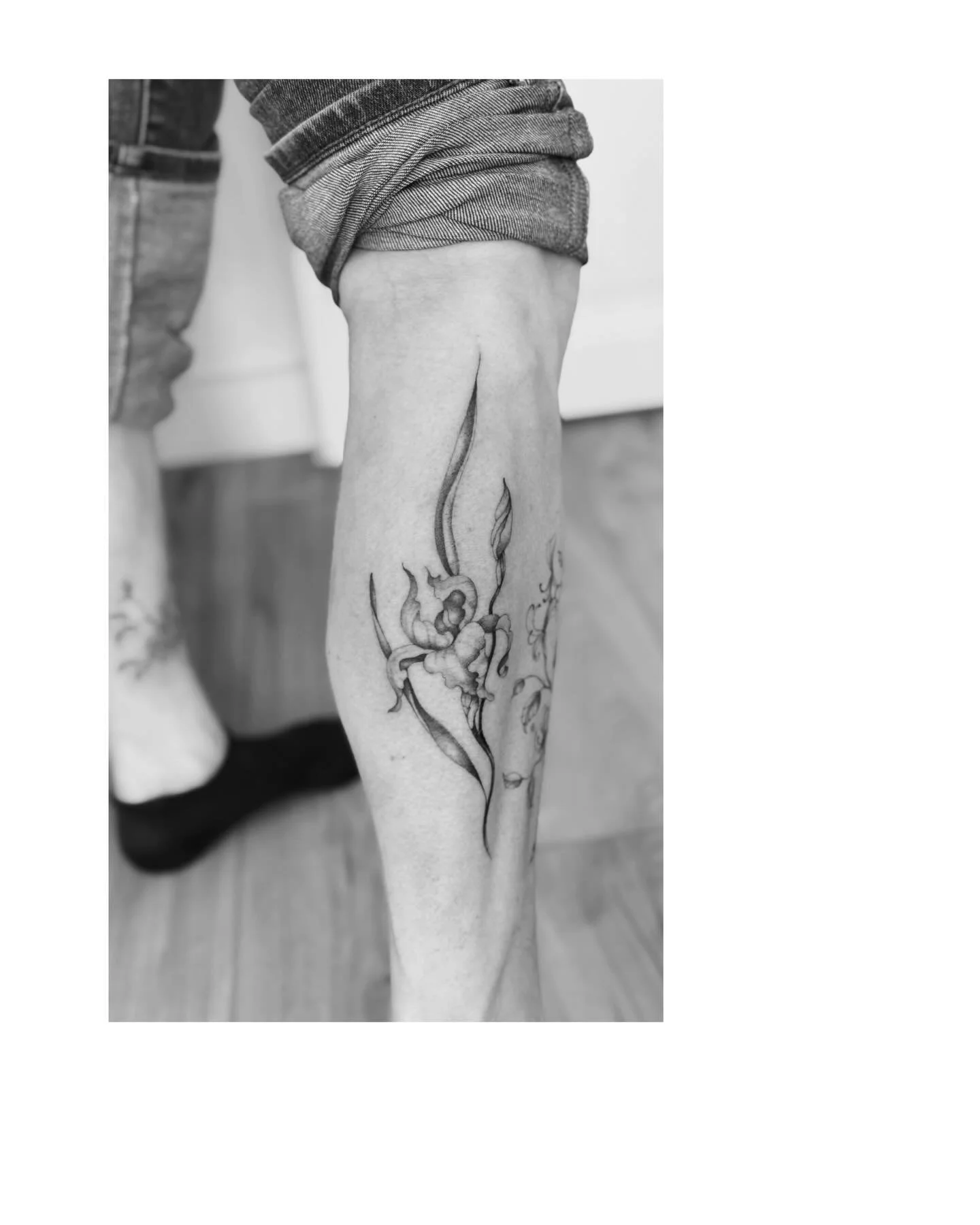 Un iris ! Merci G&eacute;raldine pour ce deuxi&egrave;me tattoo avec moi.
Free hand only. 
.
.
.
#atelierroseimaginaire #tatoueusecluny #tatoueusebourgogne #tatouagecicatrice #floraltattoo