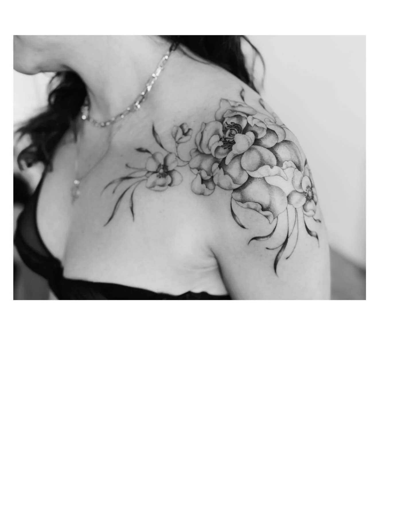 Un grand merci &agrave; Vanessa pour ce projet pivoine et an&eacute;mones que j&rsquo;ai ador&eacute; piquer !
Free hand only !
.
.
.
#atelierroseimaginaire #tatoueusecluny #tatoueusebourgogne #tatouagecicatrice #floraltattoo