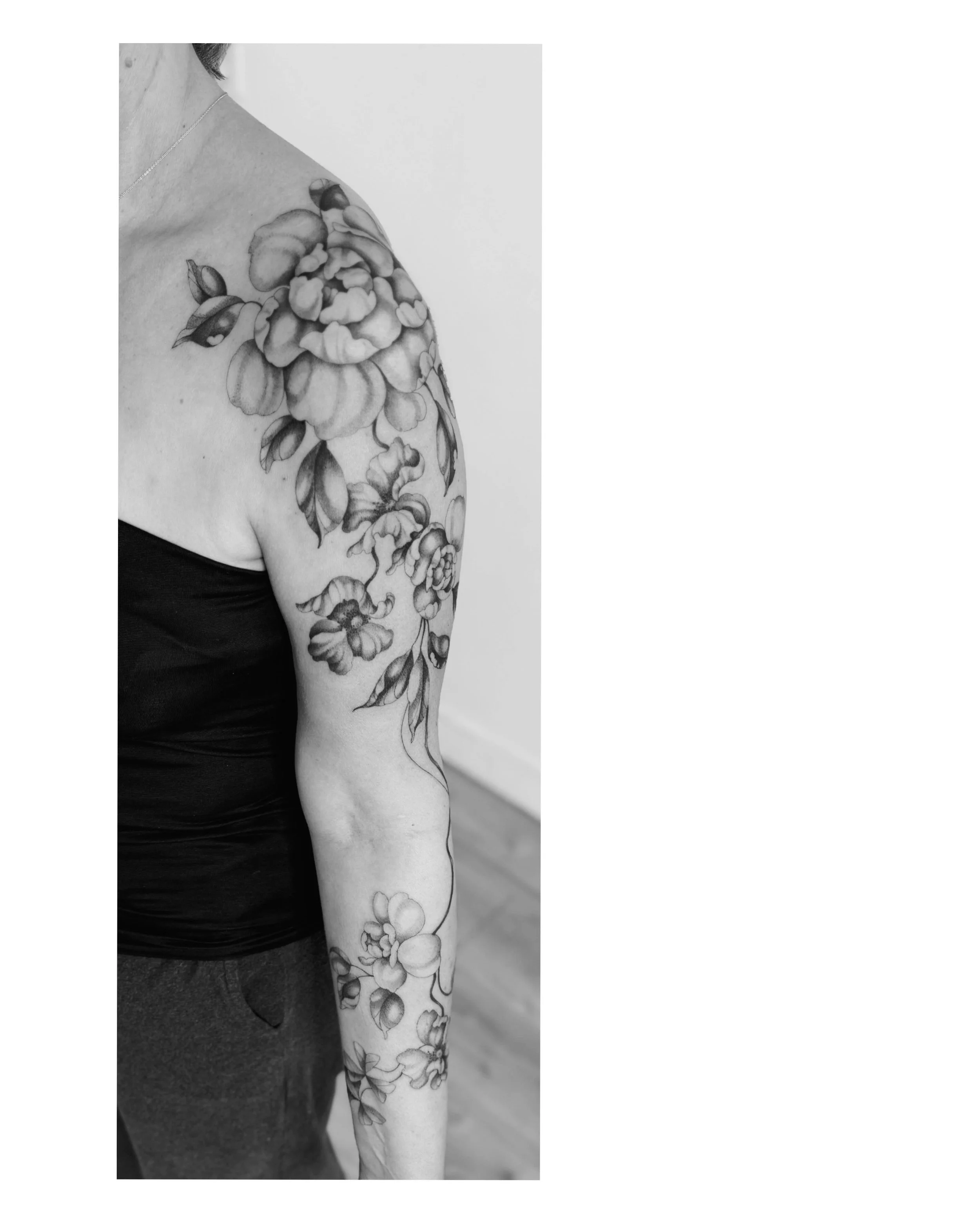 Pivoines, coquelicots, oxalis. Un grand merci &agrave; Laurence pour sa confiance lors de son premier tattoo. Un beau et grand projet sur deux jours. Free hand only !
.
.
.
#atelierroseimaginaire #tatoueusebourgogne #tatoueusecluny #cluny #tatoueusel