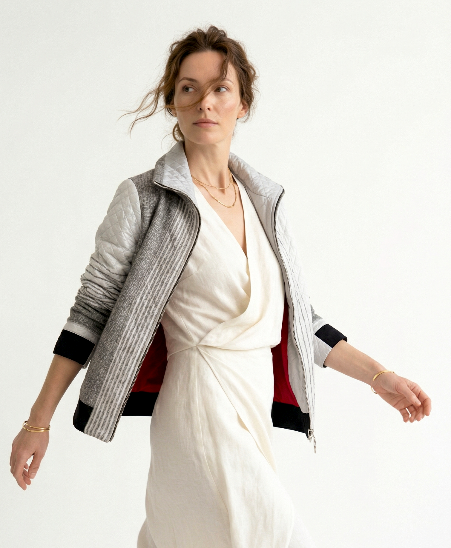 Elena kurtka bok.png