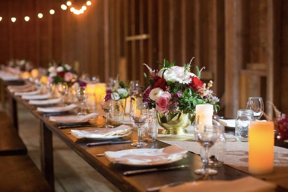 Wedding+Table+Set+in+Barn.jpg