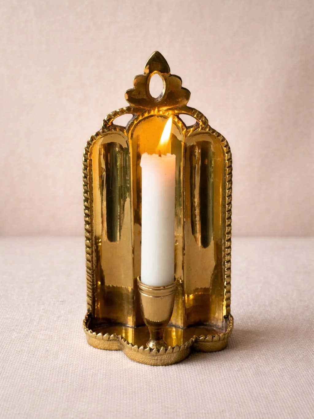 There is something profoundly romantic about candlelight against polished brass.
A vintage wall sconce with beautifully earned patina and undeniable presence.
Now available.
Live beautifully.