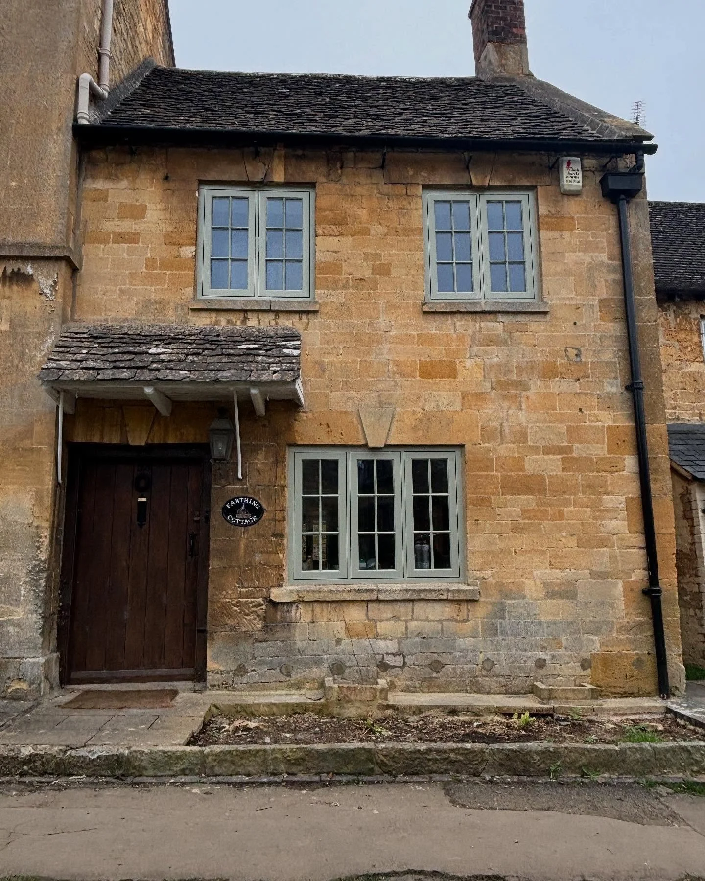 ✨ Bringing timeless charm to Broadway! 🏡

We&rsquo;ve just completed this stunning installation featuring bespoke Accoya windows and a French door, perfectly complementing this gorgeous Cotswold stone cottage.

Our made-to-measure windows are finish