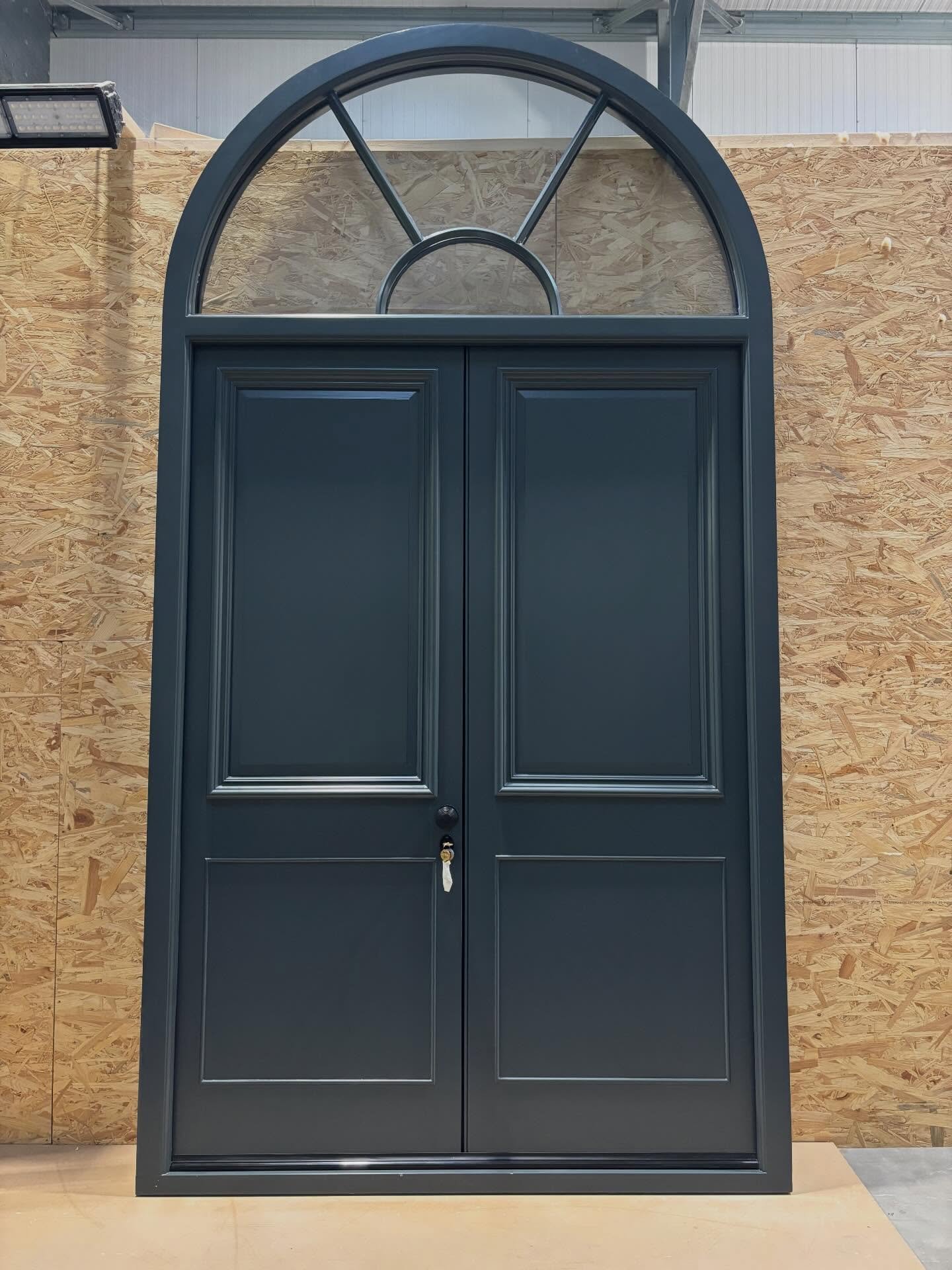 ✨A door that makes an entrance✨

Bespoke arched double doors, handcrafted in @accoyawood for strength, stability and timeless style. 

What&rsquo;s your dream door? 👇

📩 DM us to start your own custom joinery project.

☎️ 01562 341202
📧 morganbesp