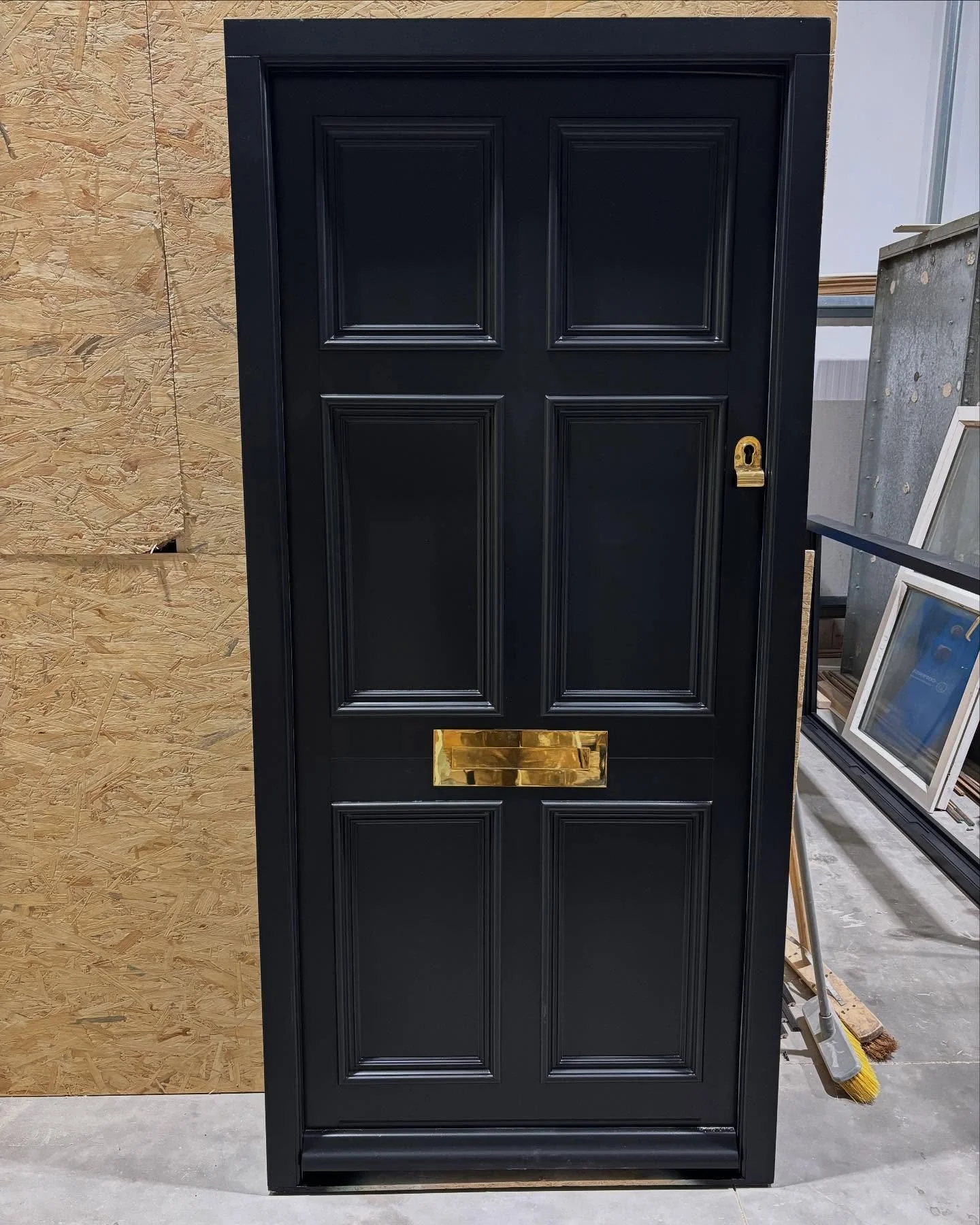 Elegance in every detail 🚪✨

This stunning 6-panel door in classic black showcases our commitment to timeless design. Featuring polished brass hardware and a traditional letterbox, it&rsquo;s the perfect blend of sophistication and functionality.

E