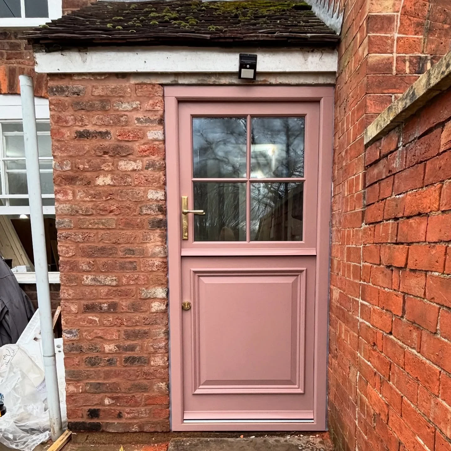 🌟 Exciting Project Alert! 🌟

We just wrapped up manufacturing and installing this stunning Accoya stable door in the charming shade of Sulking Room Pink for our friends at @fromwatertomortar in Upton on Severn! 🚪✨

Crafted with precision and care,