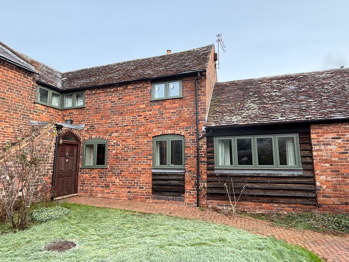 🏠 Where heritage meets modern security! 

Swipe to see our latest transformation in Kidderminster, where we've given this charming barn conversion a stunning upgrade with our bespoke hardwood flush casement windows. 

Out with the old 1980s windows,