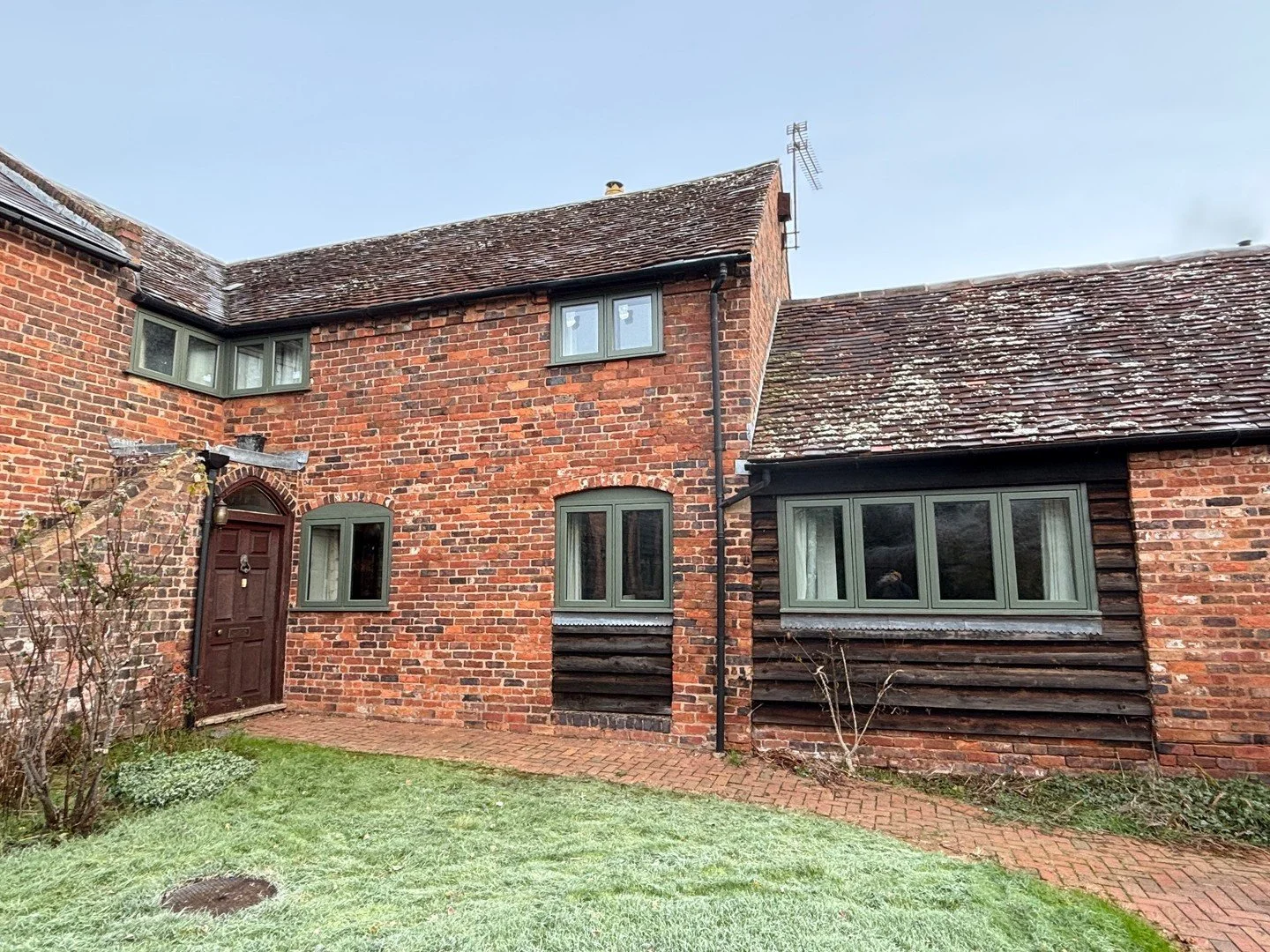🏠 Where heritage meets modern security! 

Swipe to see our latest transformation in Kidderminster, where we've given this charming barn conversion a stunning upgrade with our bespoke hardwood flush casement windows. 

Out with the old 1980s windows,