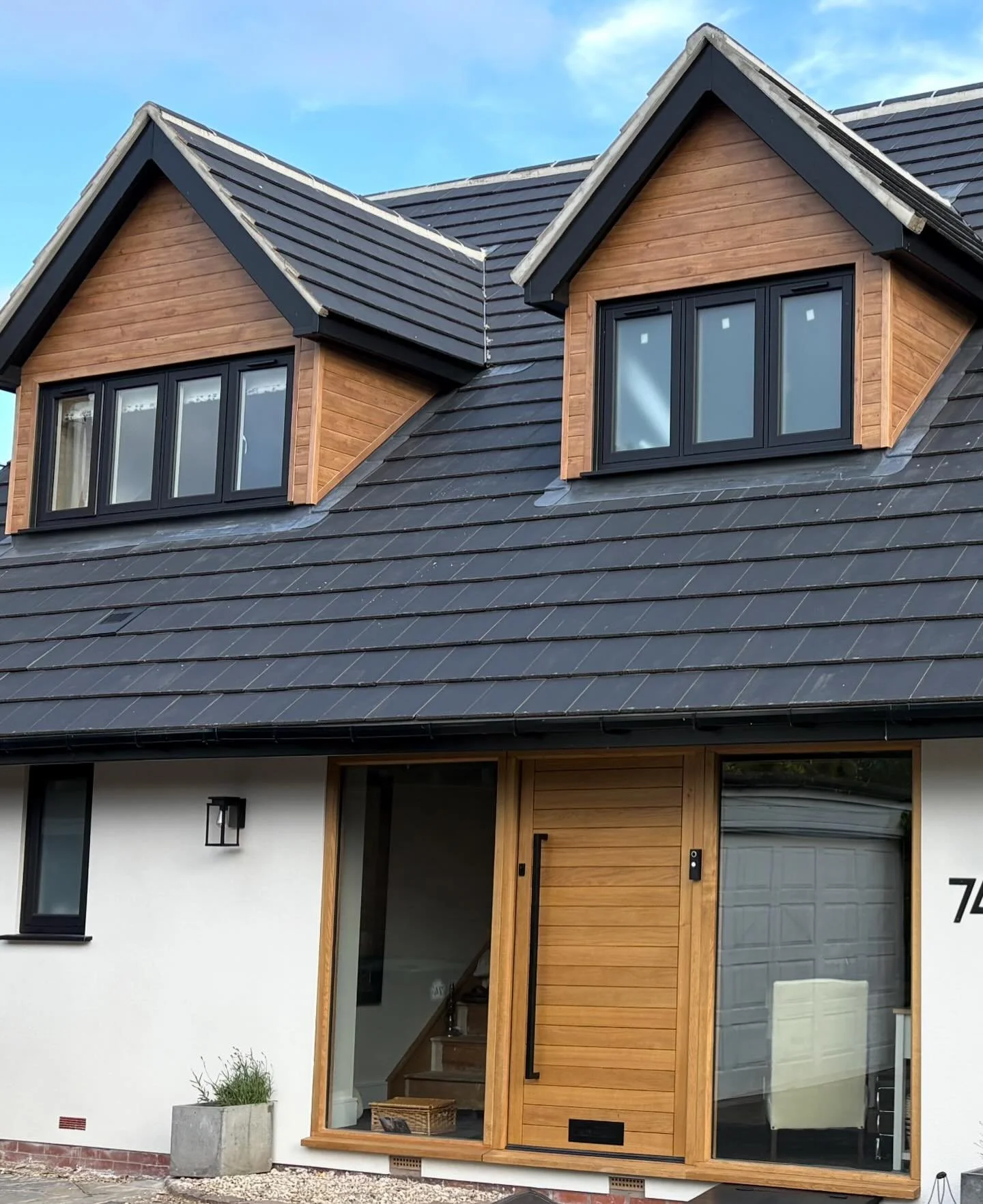 Lovely to see spring come and the facade of this property have its rendering finished around this big oak entrance door we made before Christmas last year 🌞 

#nationaltrust #joinery #doors #living