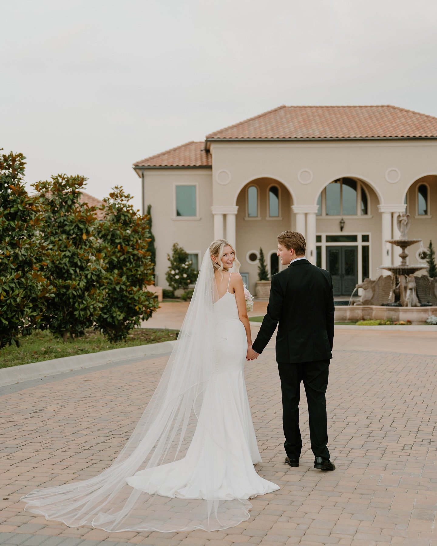 The sweetest weekend celebrating with The Webers in Italy, I mean @dvine_grace_vineyard this weekend🤍 Perfect in all the ways ✨🕊️

Venue: @dvine_grace_vineyard 
Florals: @haveandholdstudio 
Dress: @lovelybridedallas 
HAMU: @cashcosmetics 

Key word