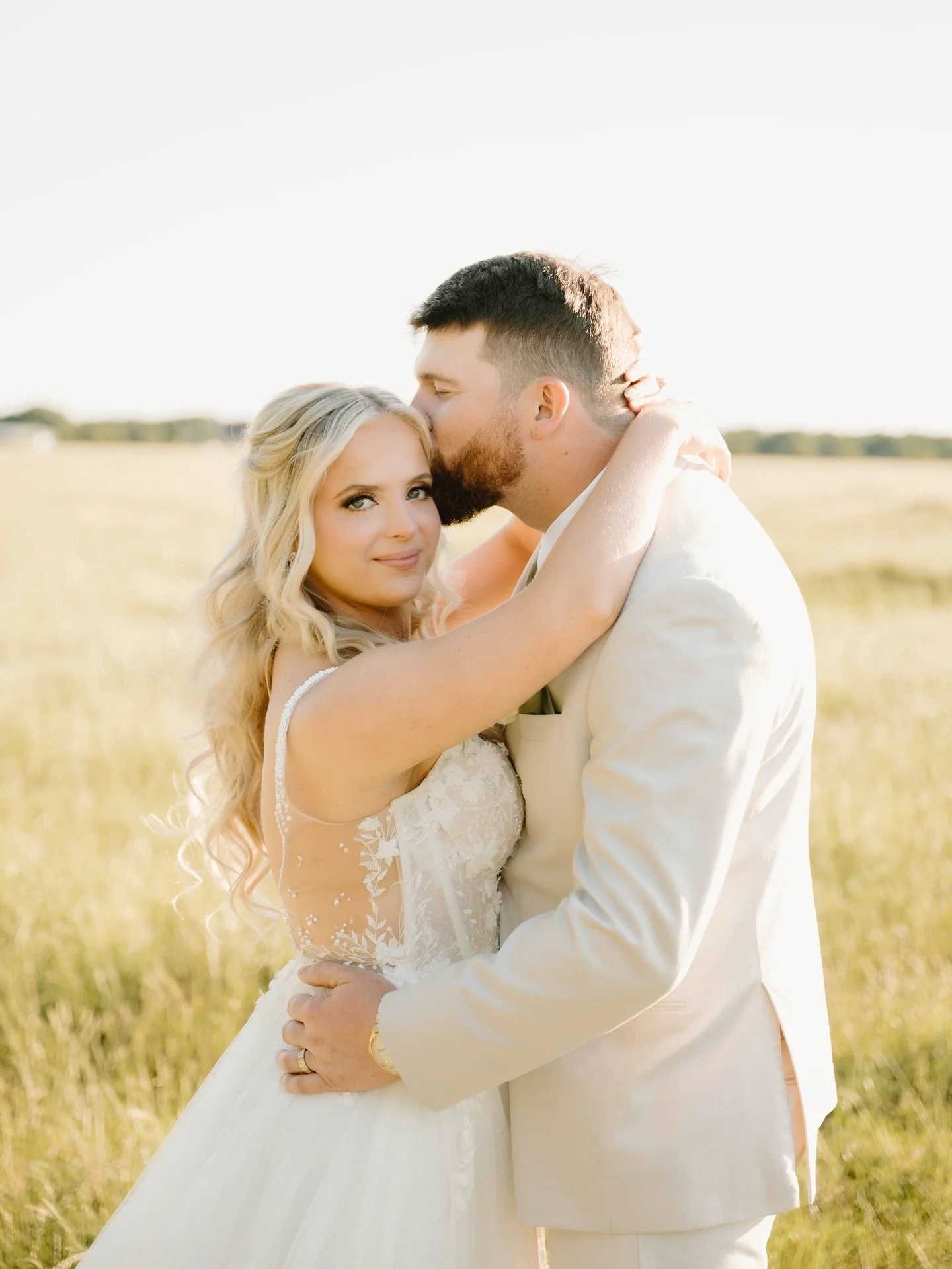 Quite literally drenched in sunshine with Taylor &amp; Brian ✨ Such a sweet &amp; vibrant love felt on this day🤍 

Venue: @vintageoaksvenue 
Dress: @georgiosbridal 
Hair: @stylist_darian 
Makeup: @beyoutifulmakeupbydd 
&bull;
&bull;
&bull;
#wacowedd