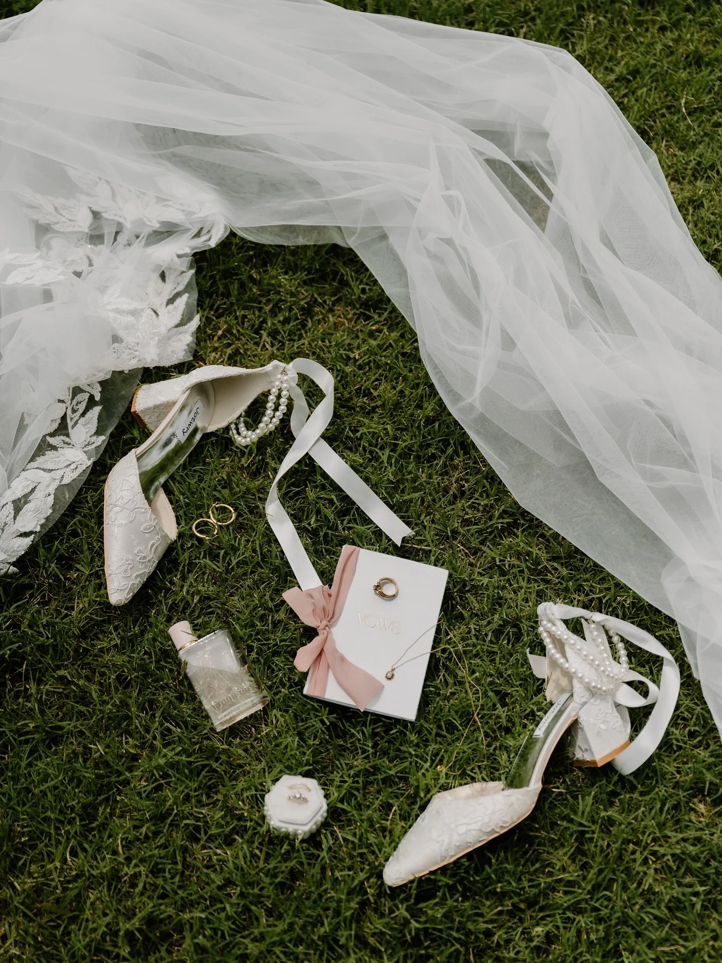 Happy Sunday🤍 Headed to Austin today for a sweet bridal session at one of the prettiest locations ✨ Also, so excited to be home for a couple weeks and push out so much of the beautiful galleries + content we&rsquo;ve been working on🤩 
&bull;
&bull;