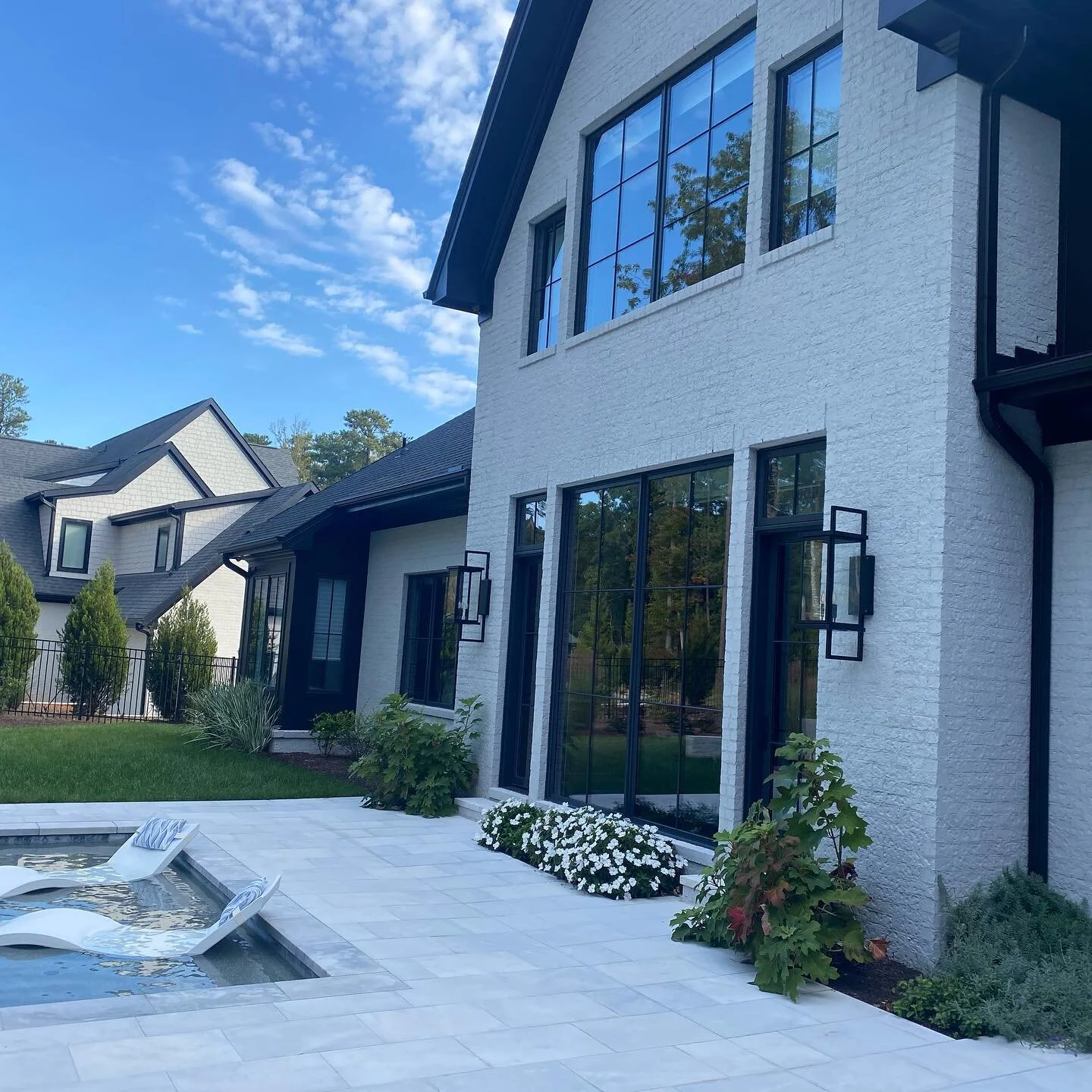 We&rsquo;re daydreaming of sunny days by the pool on this cold and rainy day. Stay dry out there friends! 

@romabiopaints 
@romabiopaintspro