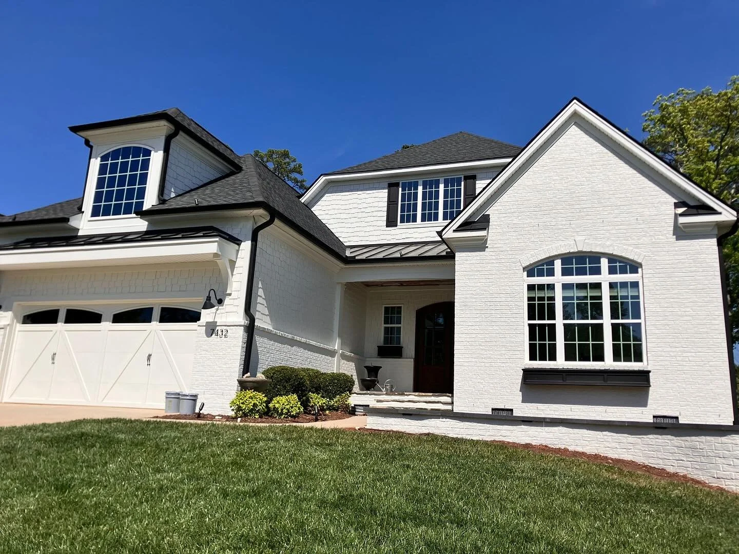 Sometimes you just need to freshen up 🔆

Checkout our latest exterior repaint. Our client wanted to bring this beauty back to life with a same color full repaint.