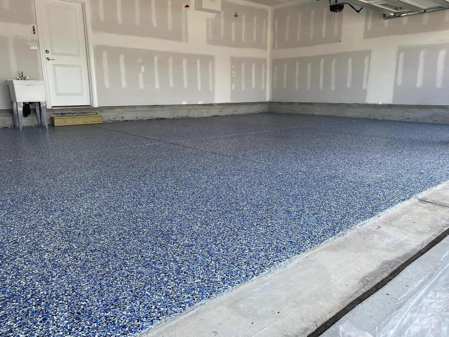 Another polyaspartic flooring project in the books. Swipe for before. Flake color: Sapphire