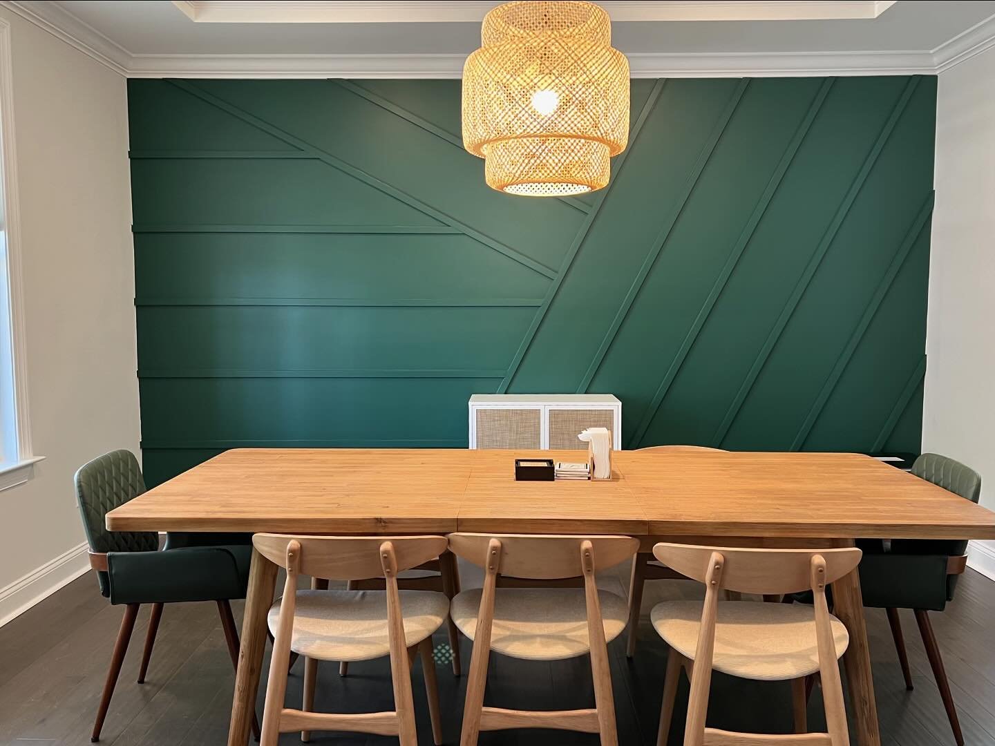 We love the impact of painted trim! Swipe towards the end for the before shots! 

Dining Room: SW6468 Hunt Club
Bedroom: SW9177 Salty Dog
Built-ins: SW 914 Once Coat White