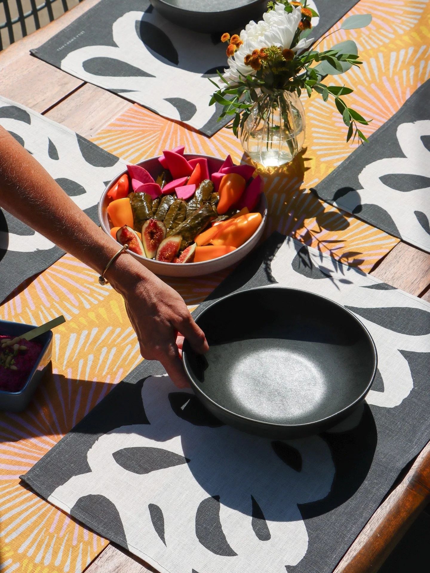 For the last 10(? 11?) months now I’ve been working with @leilasimonhayes , taking photos of her products, most of which has been focused on putting together these tablescapes. I figured it was time I shared some of my work from this year ☺️
W