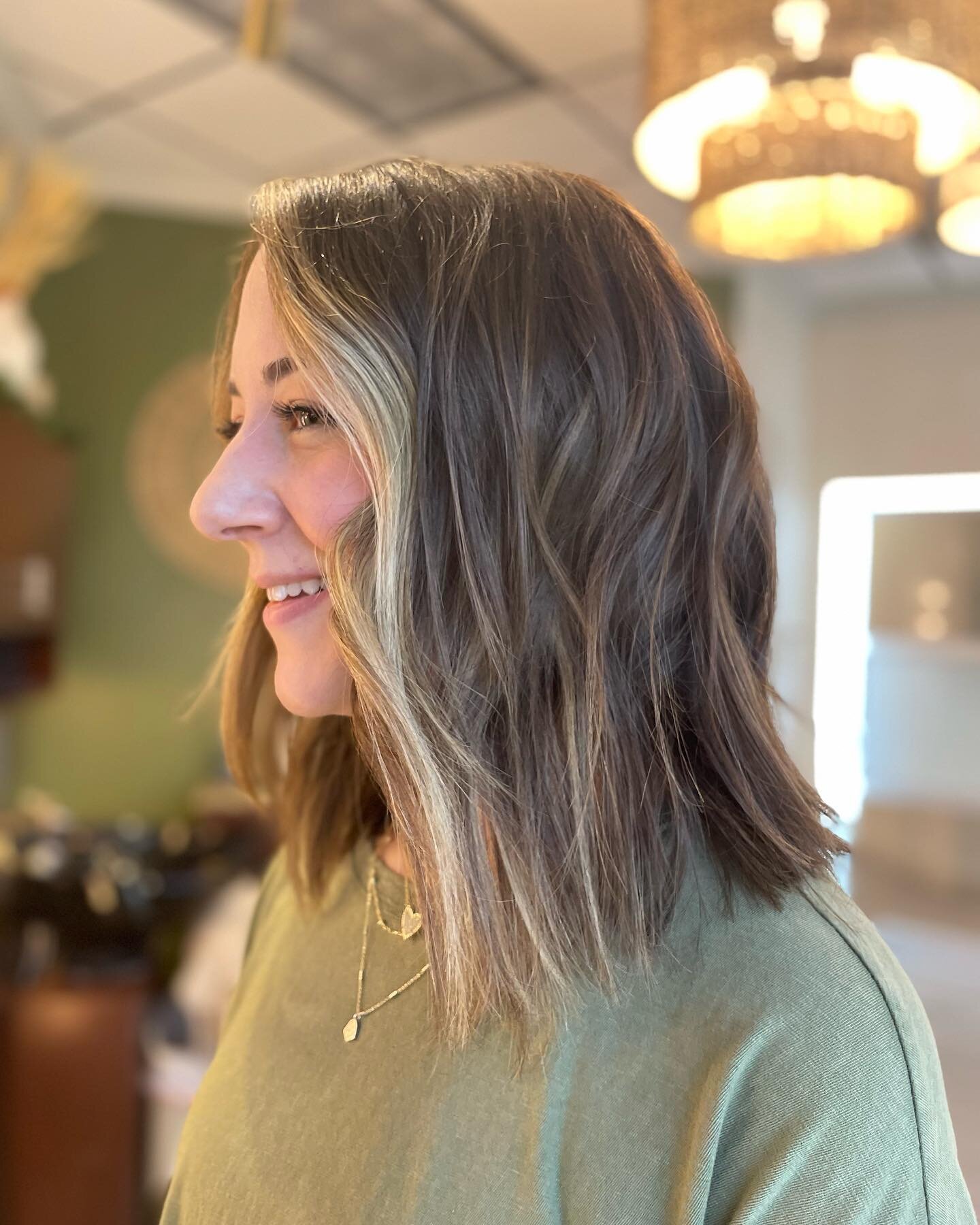 @karah_b_smith was ready for something new and sassy! We chopped off a few inches and freshened up her with some brightness around her face

Who else wants to feel fresh and ready for spring?