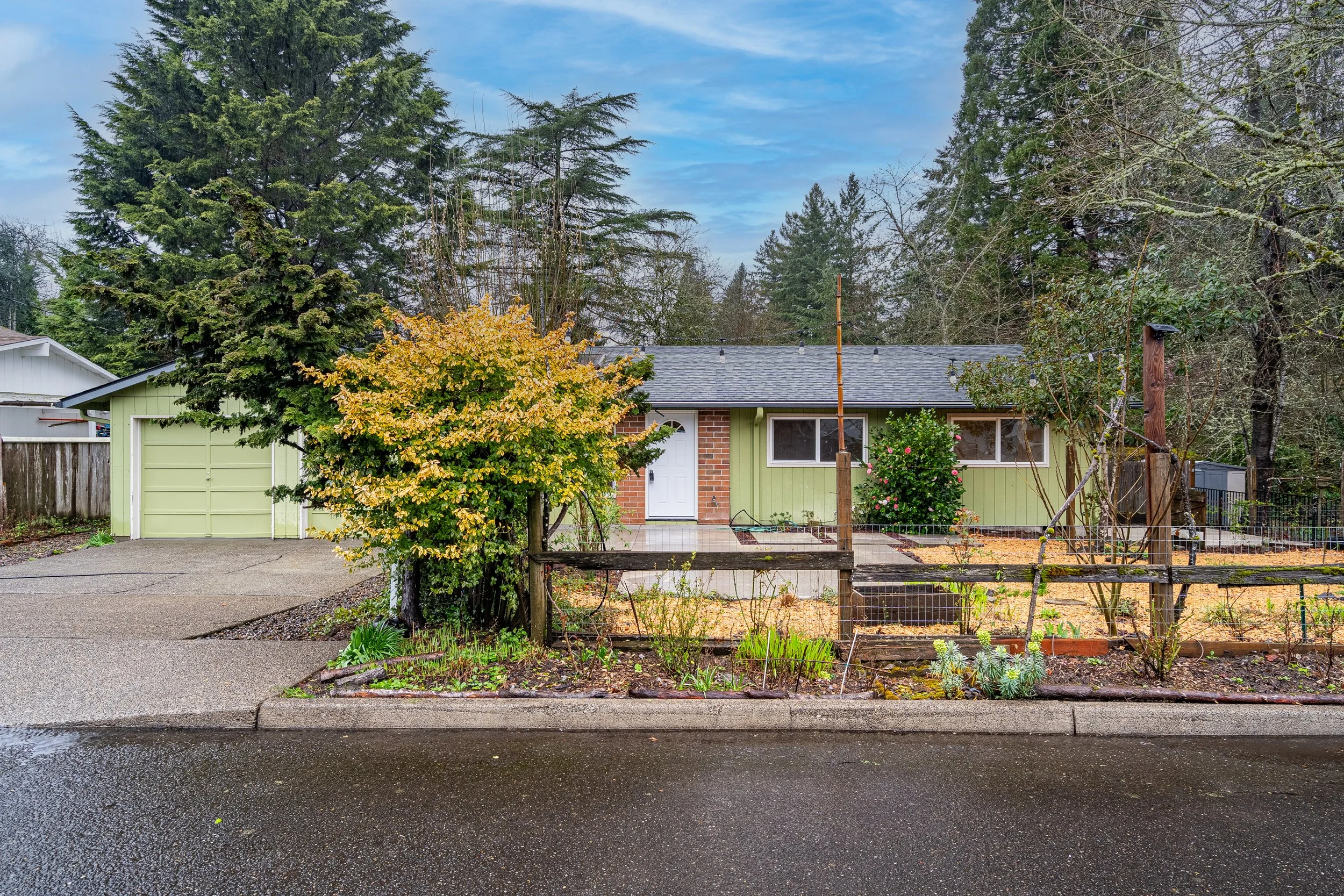 JUST LISTED: Single-level in Hayhurst
