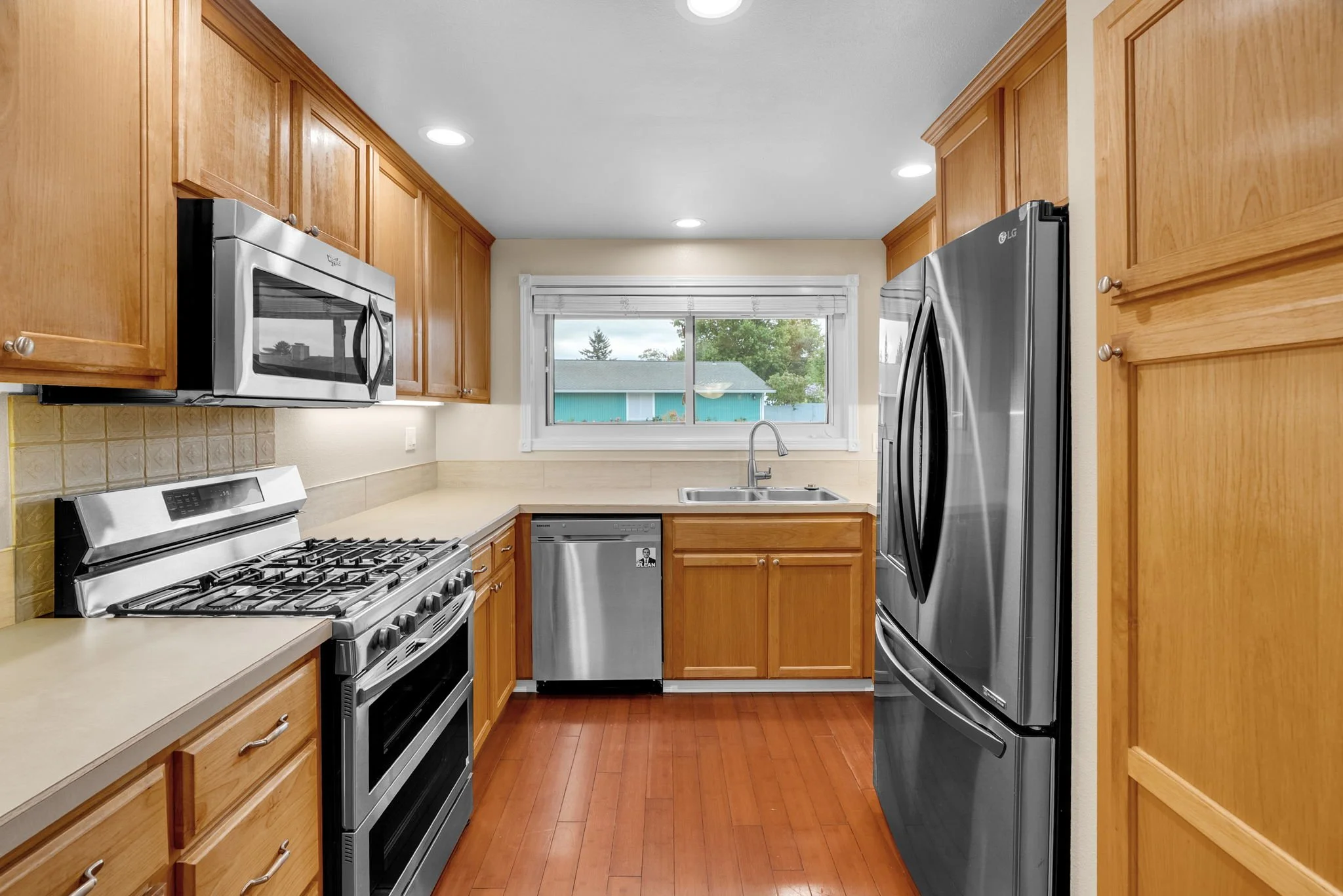 8-web-or-mls-2203-sw-larsson-ave.jpg