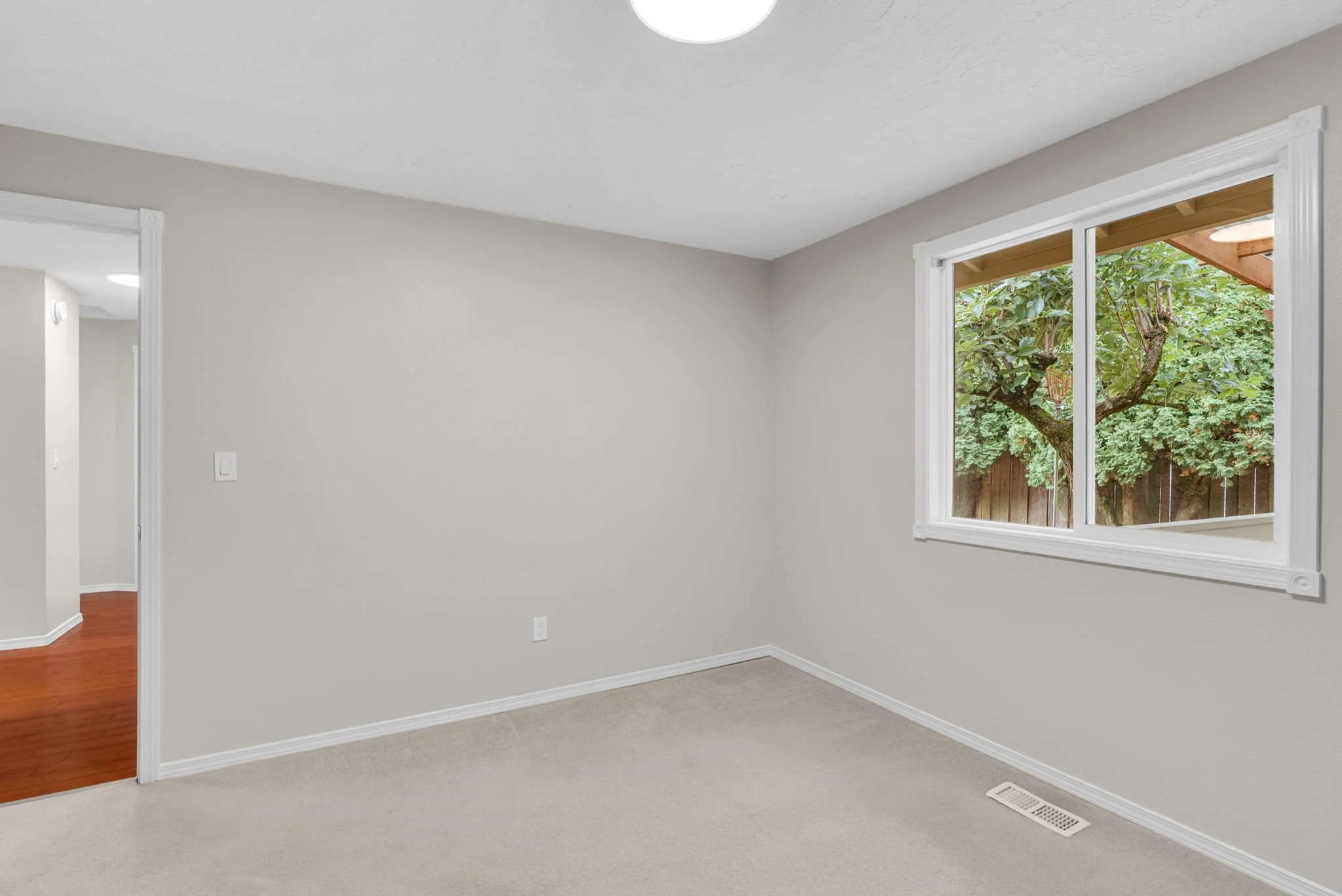 36-web-or-mls-2203-sw-larsson-ave.jpg
