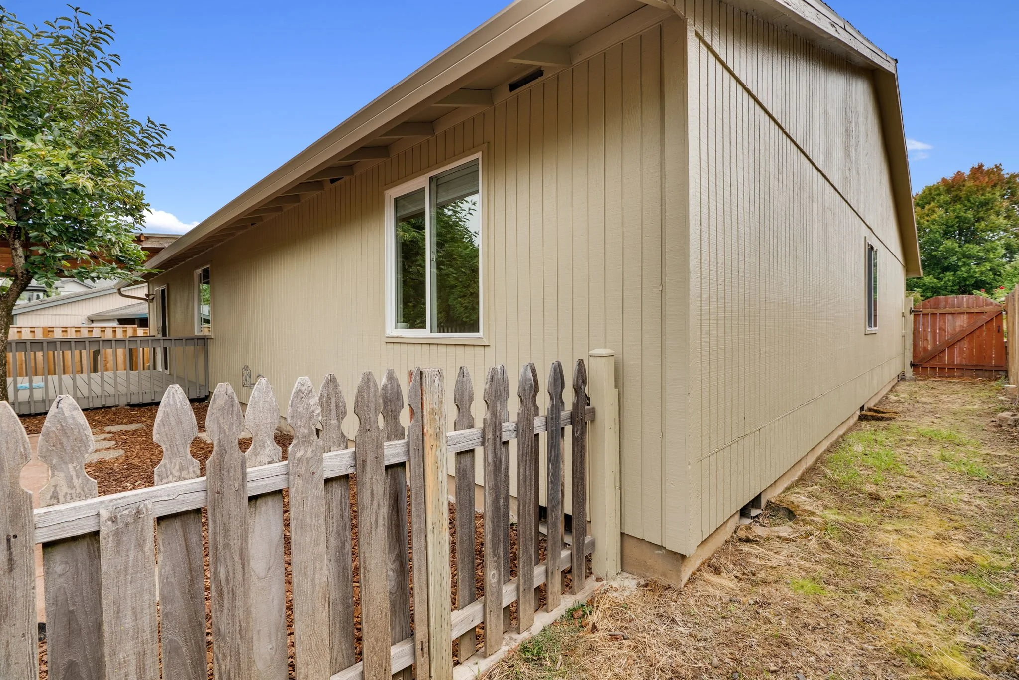 49-web-or-mls-2203-sw-larsson-ave.jpg