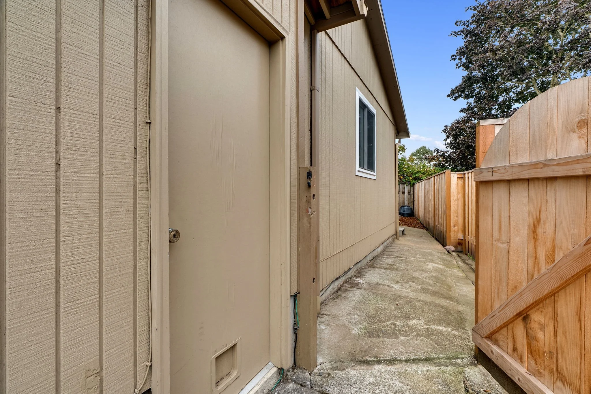 50-web-or-mls-2203-sw-larsson-ave.jpg