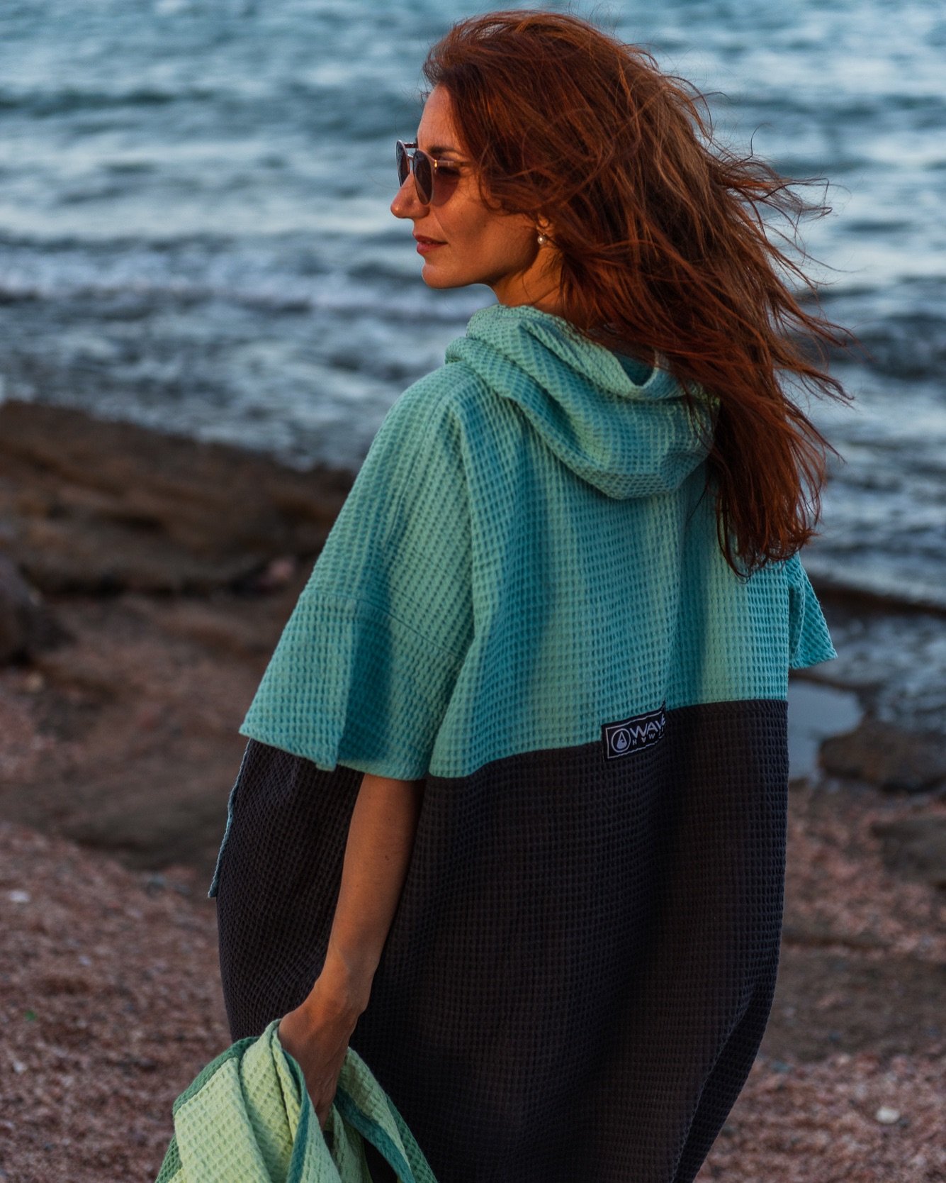 So happy to renew my partnership with @wavehawaii_com for the new season!
To celebrate, use code Simona10 for 10% off the whole collection 
Photo by @jannalchemyofsoul 
#wavehawaii #poncho #freediving #athlete #model #dahab #egypt #sinai #beach #beac