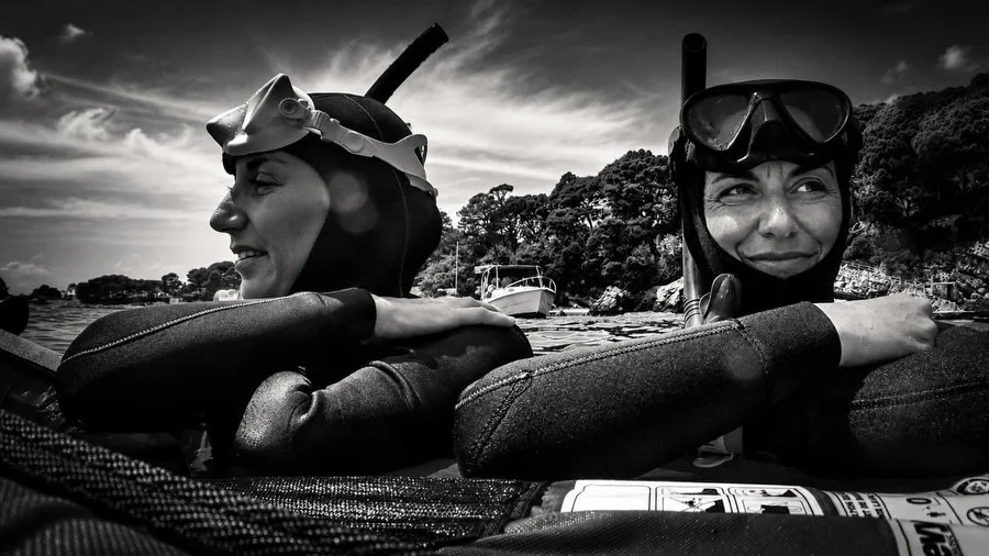 A lot of water lately 🧜&zwj;♀️🧜&zwj;♀️⛵️ 
With @laurasana_yogaflow 
Photo courtesy of @arthurguerinboeri 📸
#bpjeps #apnee #freediving #antibes
