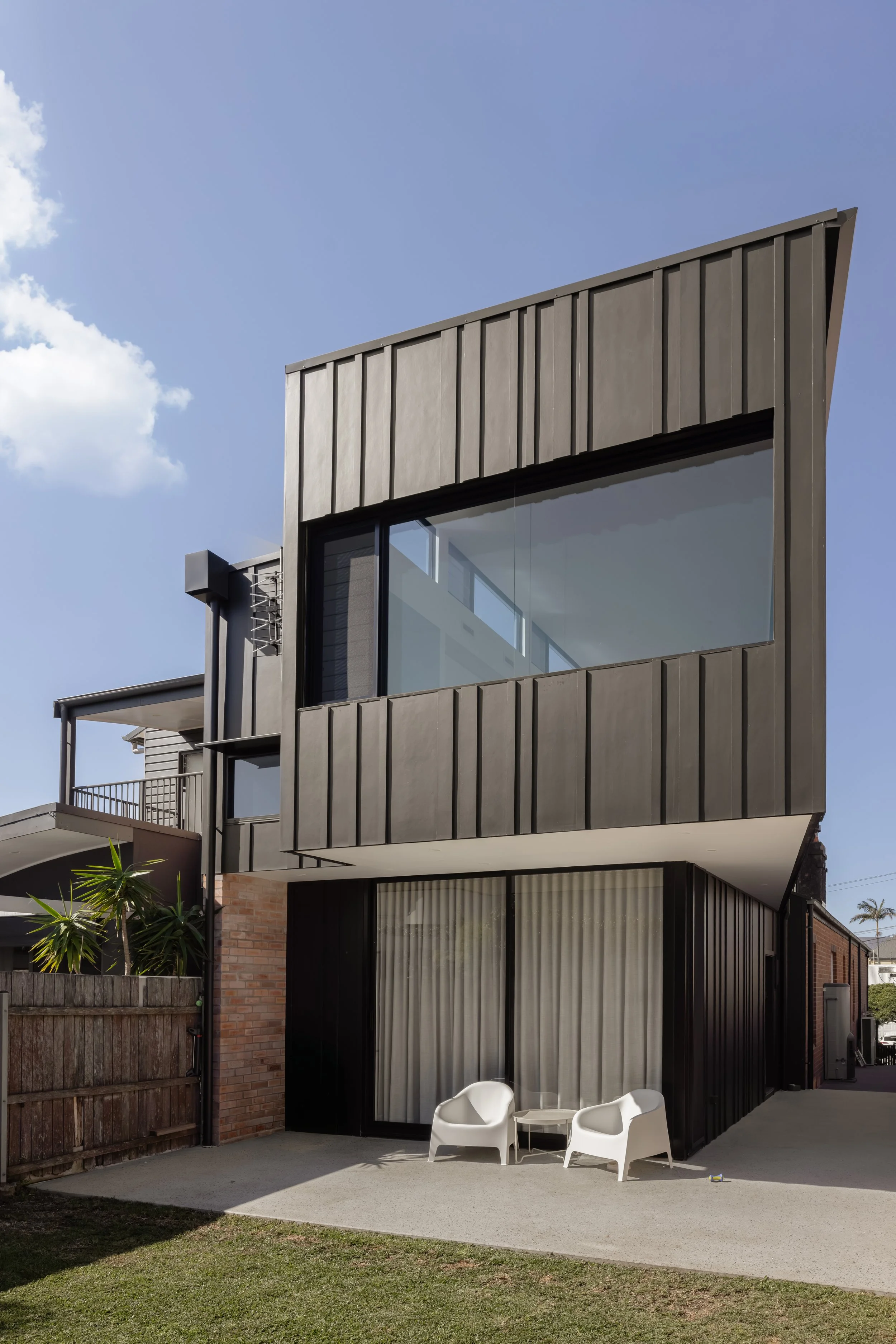 06-cantilever-exterior.jpg