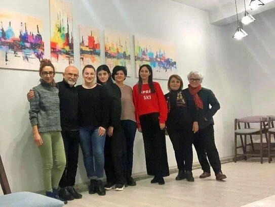 ~English text below~
🌀Նոյեմբերի 12-13-ին տեղի ունեցավ &laquo;Մարմնականը հոգեբանի աշխատանքում&raquo; 10 ժամանոց աշխատարանը &laquo;Տեղ&raquo; հիմնադրամի Տավուշի հոգեբանների թիմի հետ: Աշխատարանը վարեց Ֆրանսիայից ժամանած, մարմնին կողմնորոշված հոգեթերապև