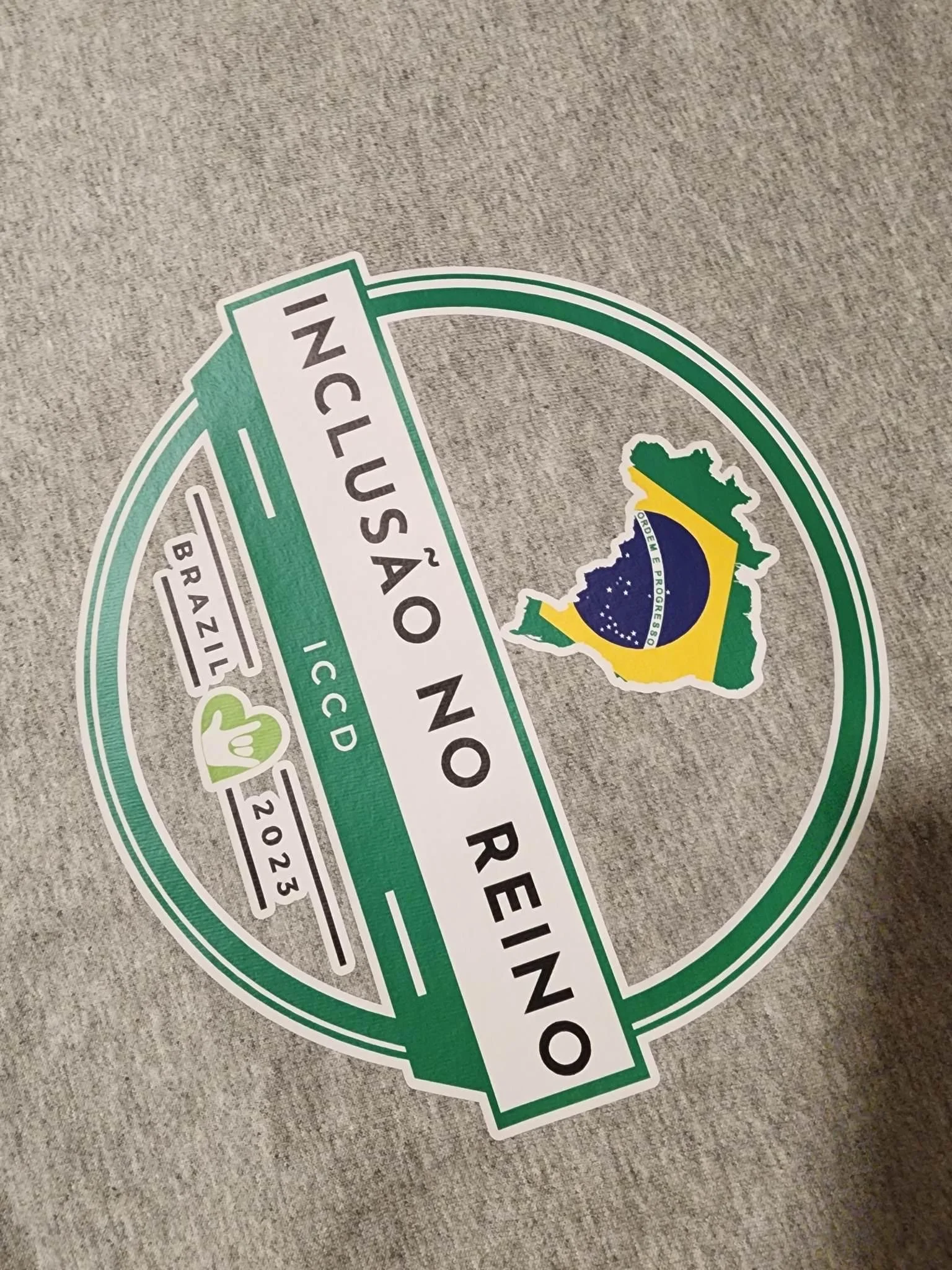 Sticker with the phrase 'Inclusion No Reino' and the year 2023, featuring the Brazilian flag and a map of Brazil.