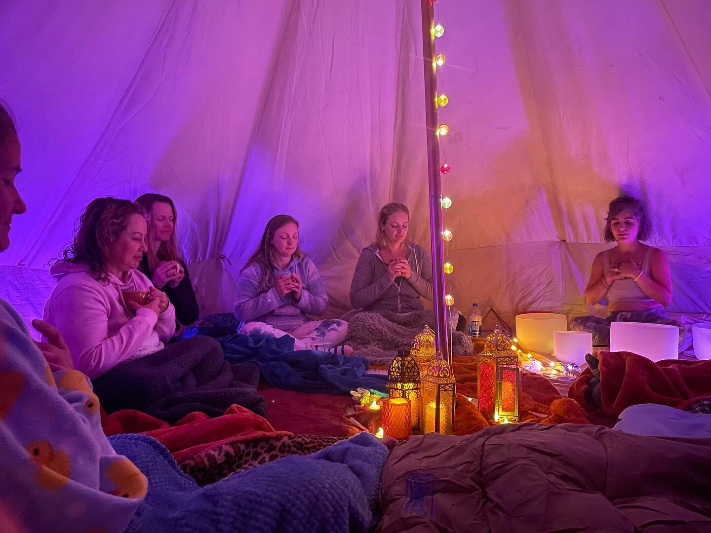 A cacao-fueled sound bath for a birthday retreat this weekend! 🎂💜 @cacaoceremony 

Our 16&rsquo; glamping tent is available for all stays, and utilizing it for a healing sound bath ceremony to unwind after a day exploring the desert is so soothing!