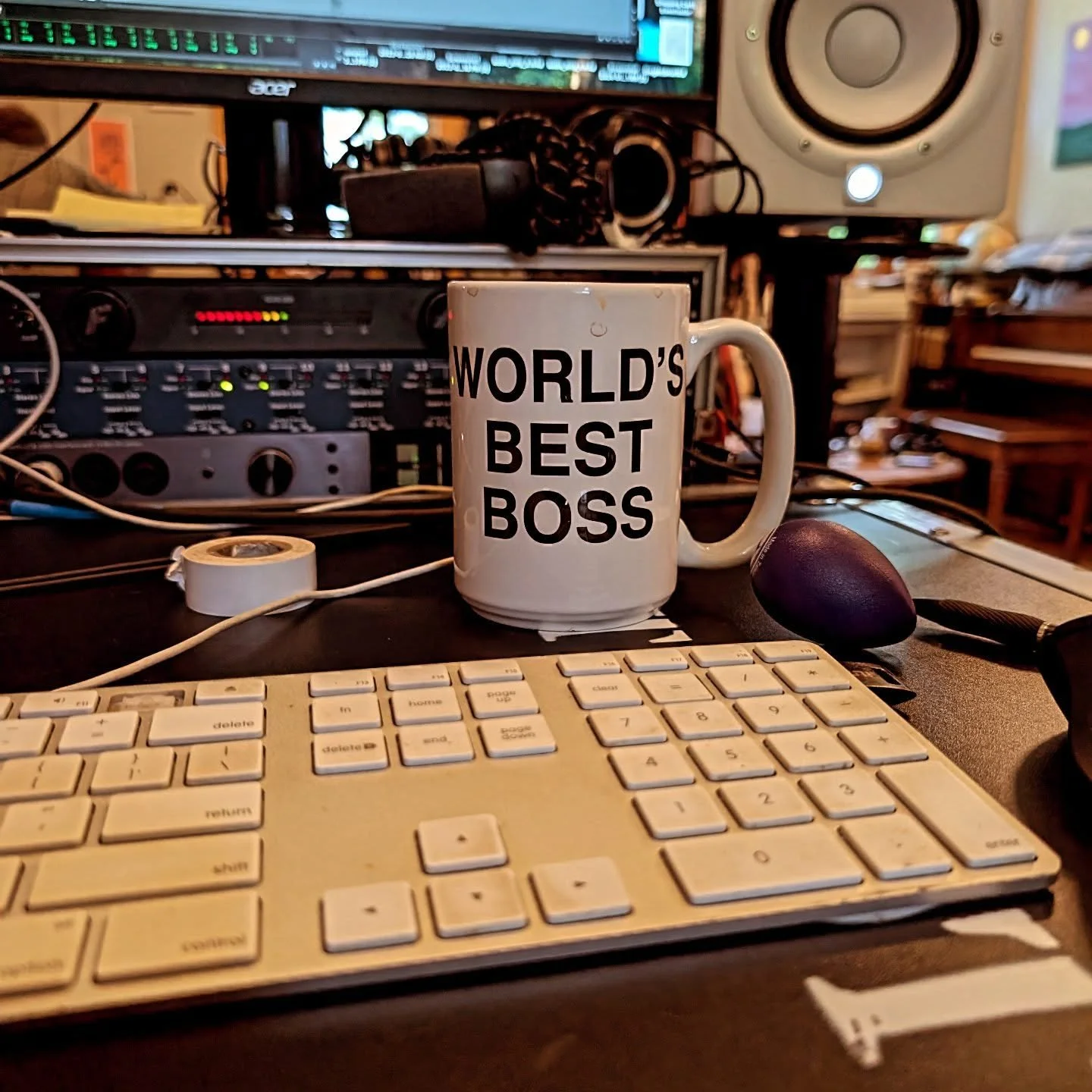 reverse psychology from my good friend @dyl.dylan.dylon  who is in fact the real boss on this session.  When a friend hands you a mug that says "world's best boss" he might be insinuating that you are in fact not the boss.  In other news th