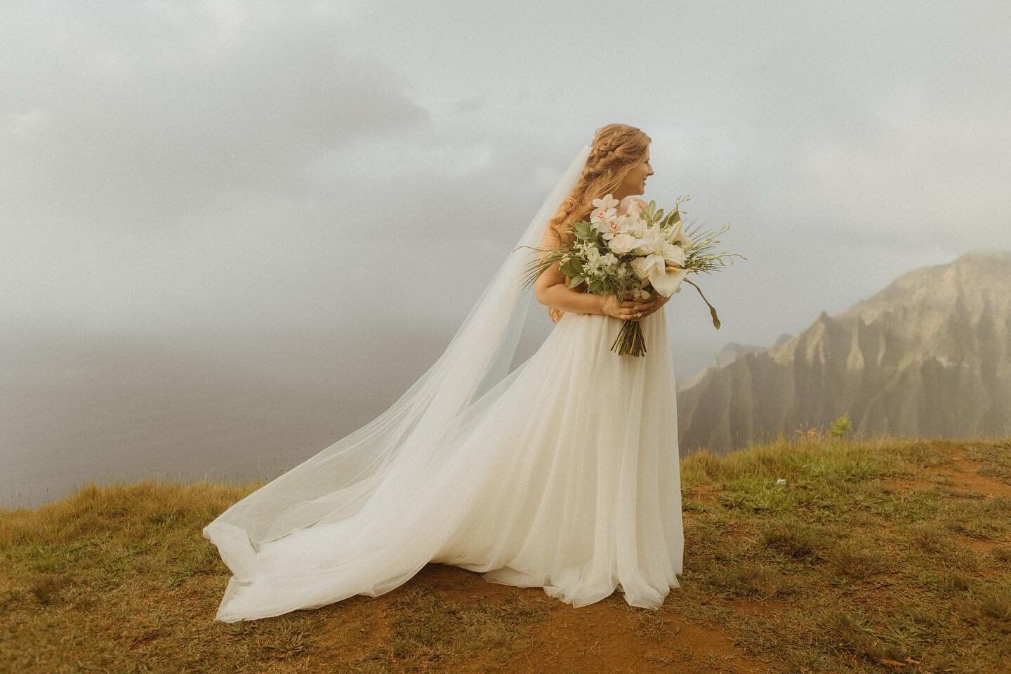 Mystical Love 

#bridalhairandmakeup#kokee#wedding#kauaidestinationwedding#islandwedding#moutainstothesea