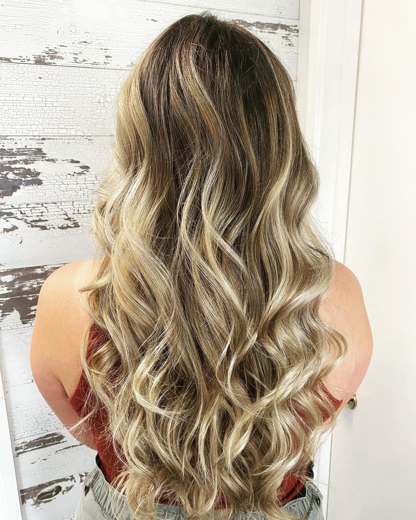 Painted Blonde 

I love creating different techniques with each individual client. One style doesn&rsquo;t fit all. 

#brighterhair#blonde#kauaihairstylist#haircut#blondetones#islandgirlhair